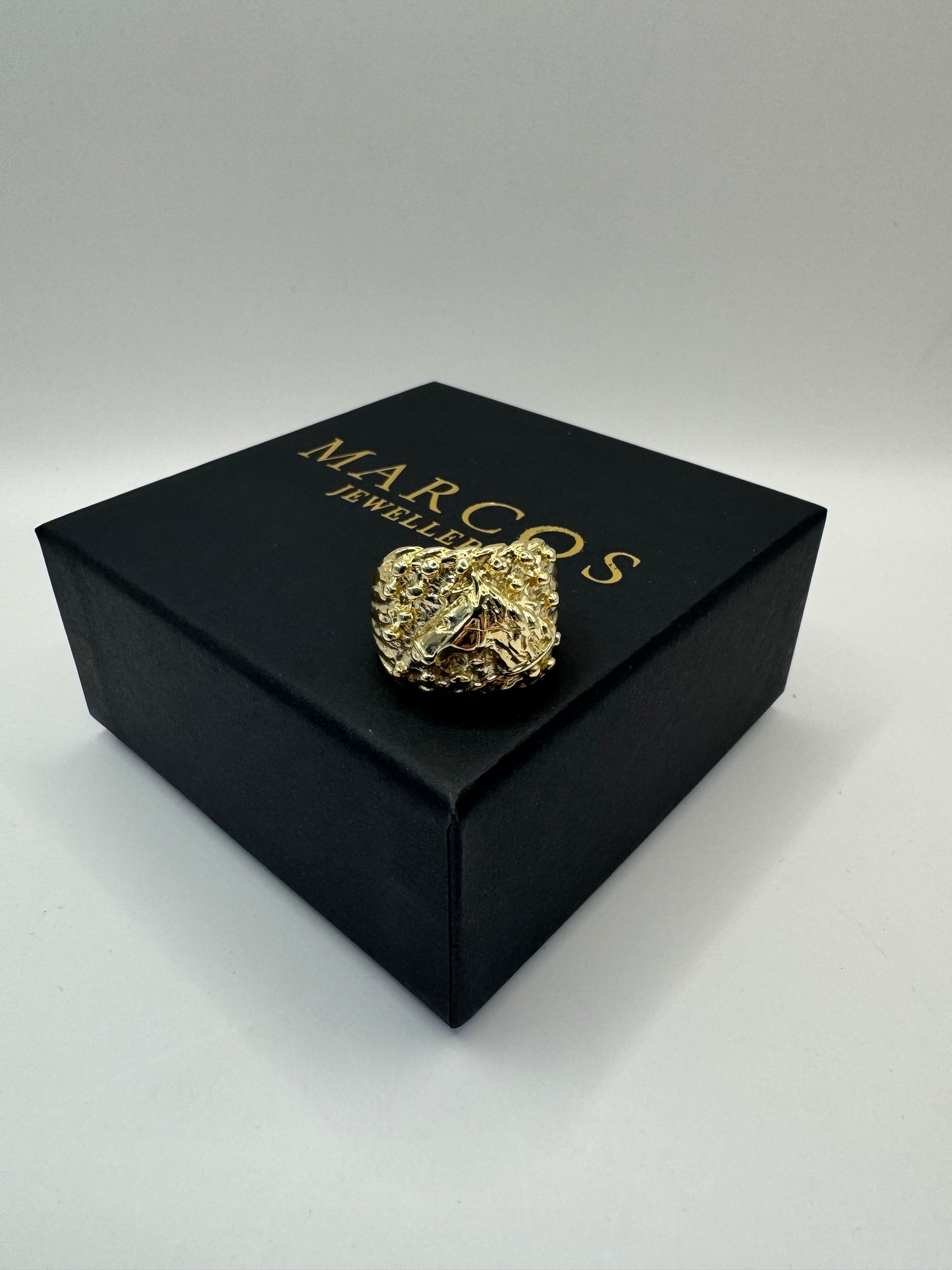 9ct Gold Keeper X Horse Face Ring Size Y 16.45g
