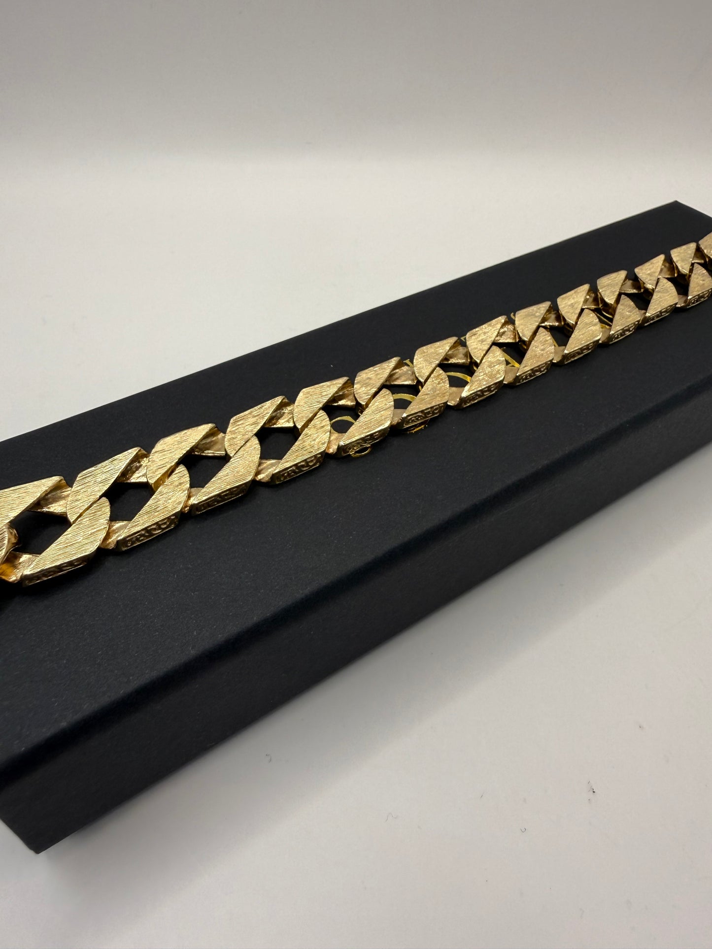 9ct gold chaps bracelet 9" 12mm 57.9g