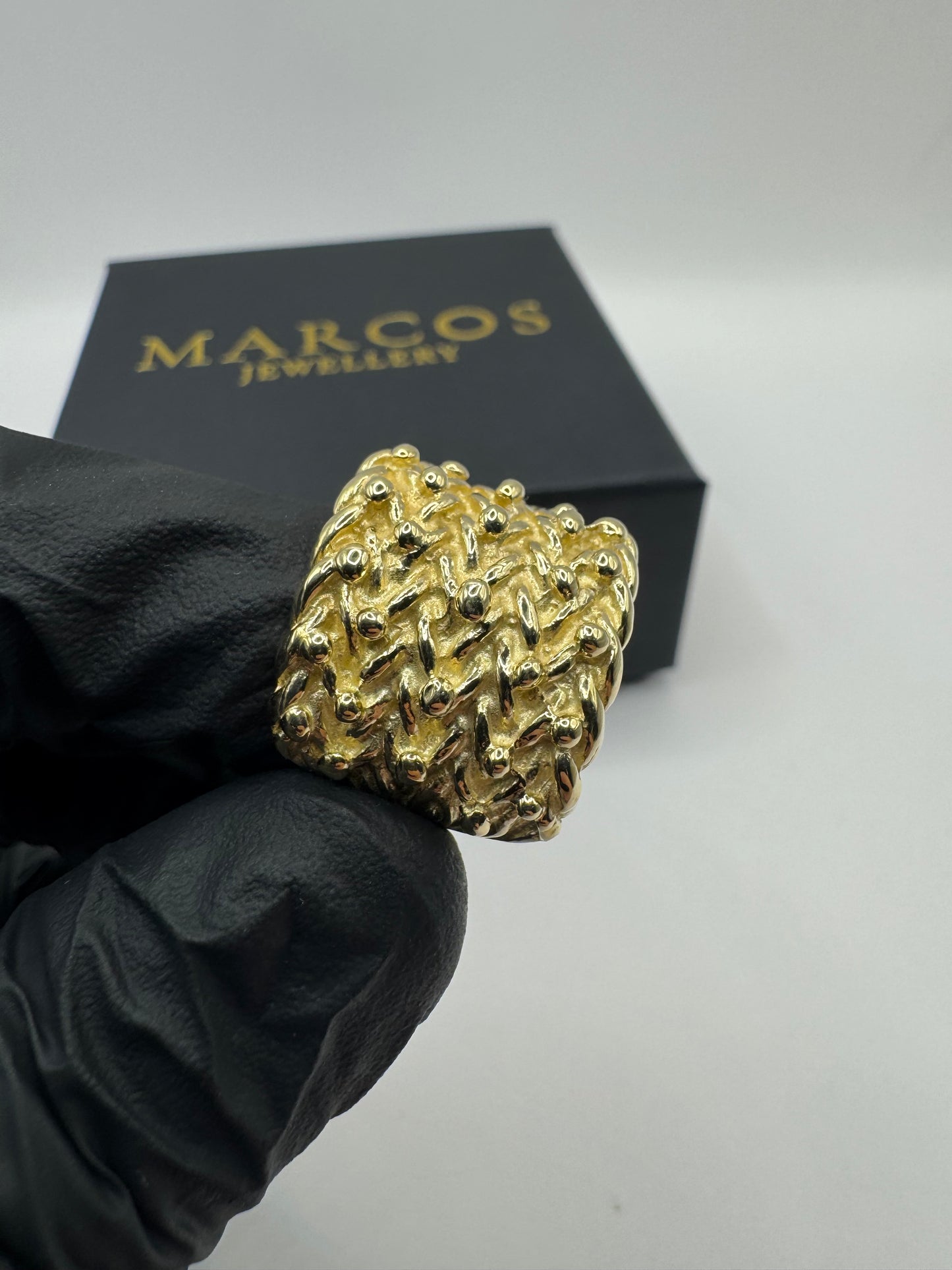9ct Gold Keeper Ring Size S 11.28g