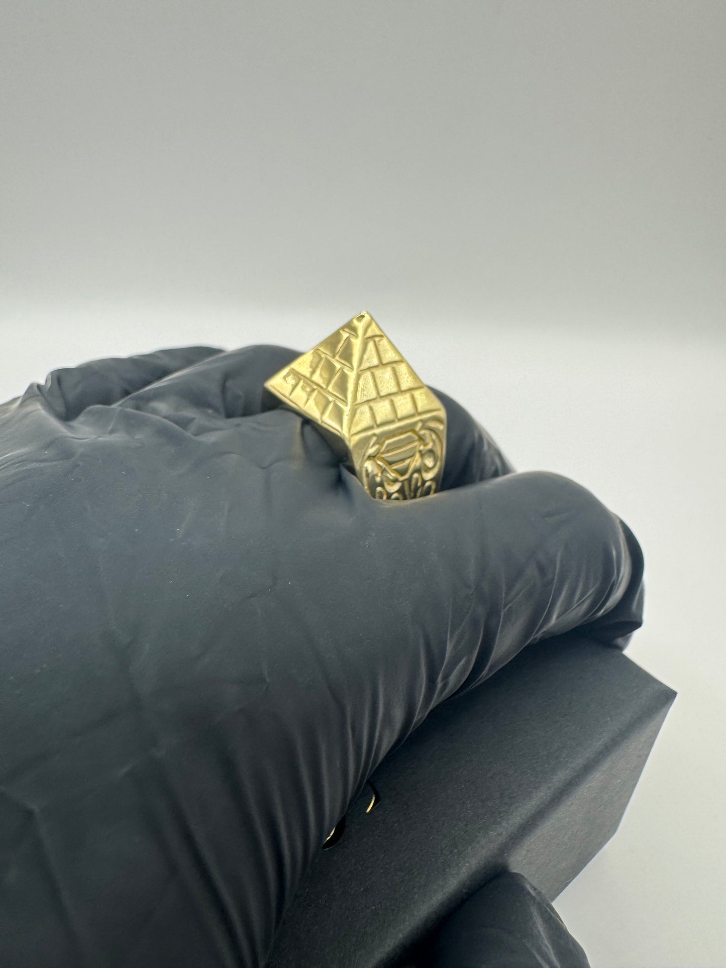 9ct Gold Pyramid Ring Size W-X 23.57g