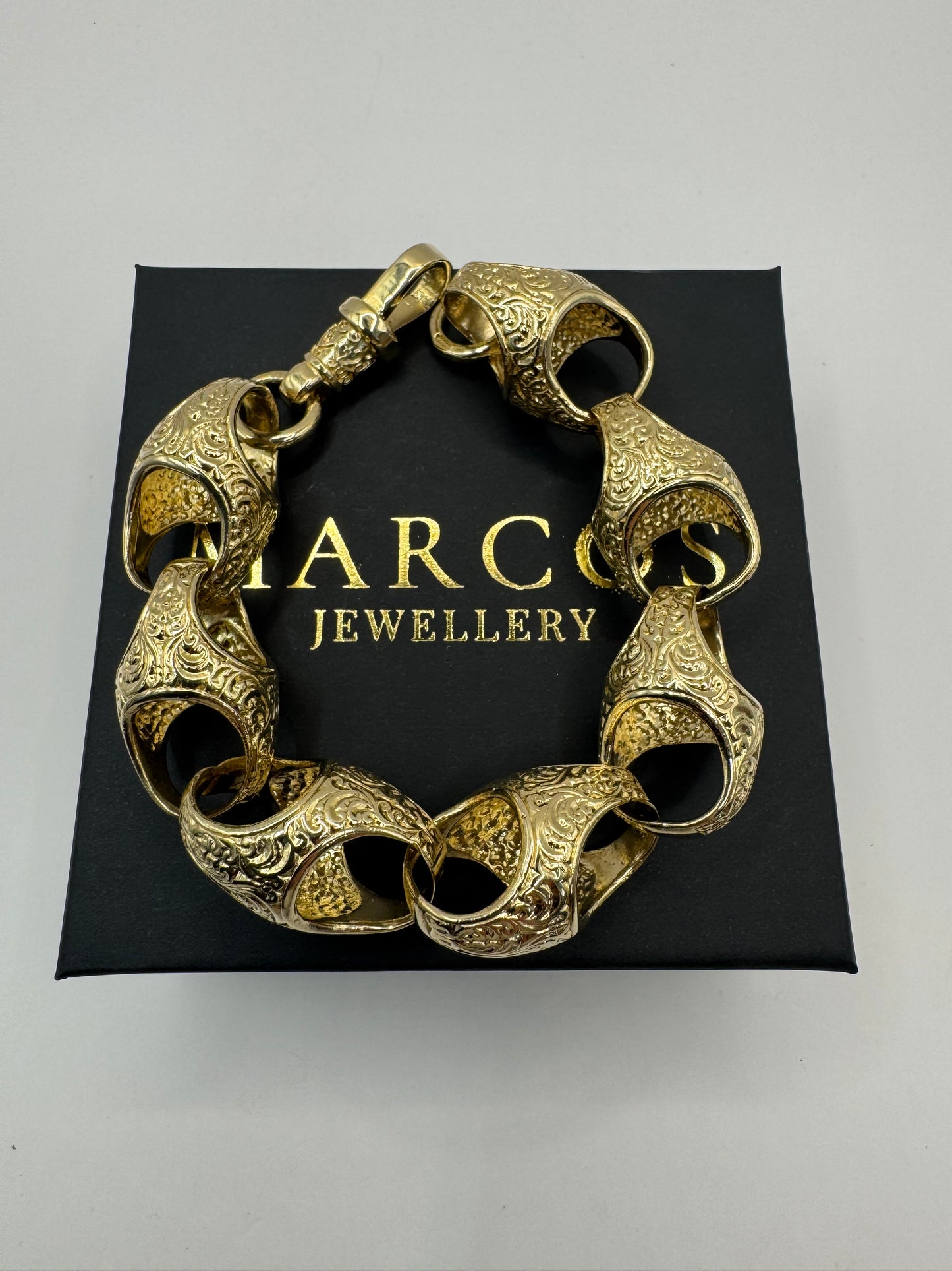 9ct Gold XL Acorn Bracelet 9.75" 19mm 94.48g