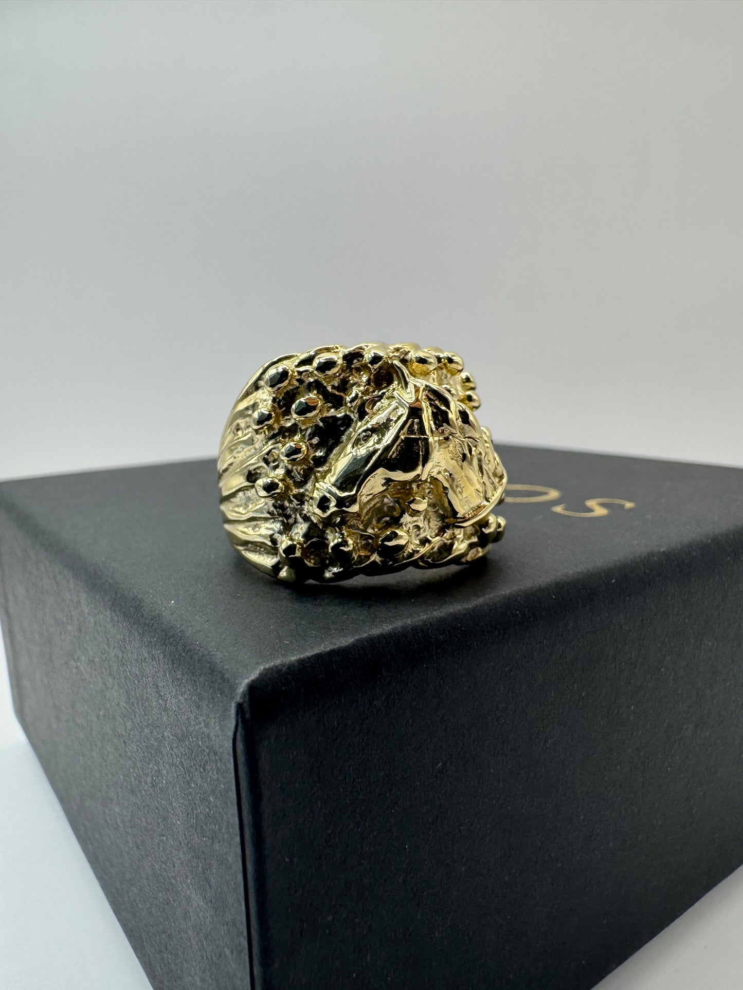 9ct Gold Keeper X Horse Face Ring Size Y 16.45g