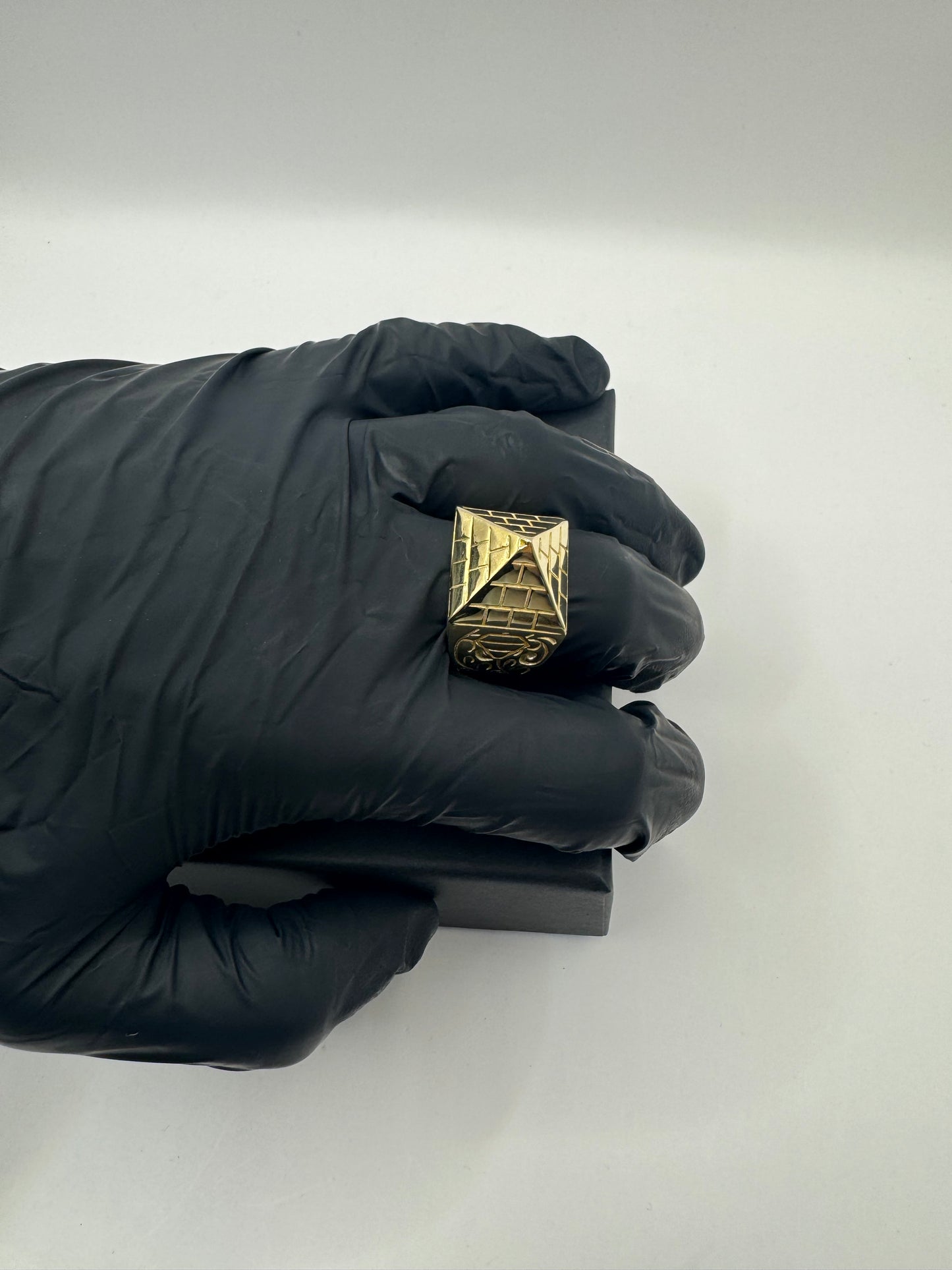 9ct Gold Pyramid Ring Size W-X 23.57g