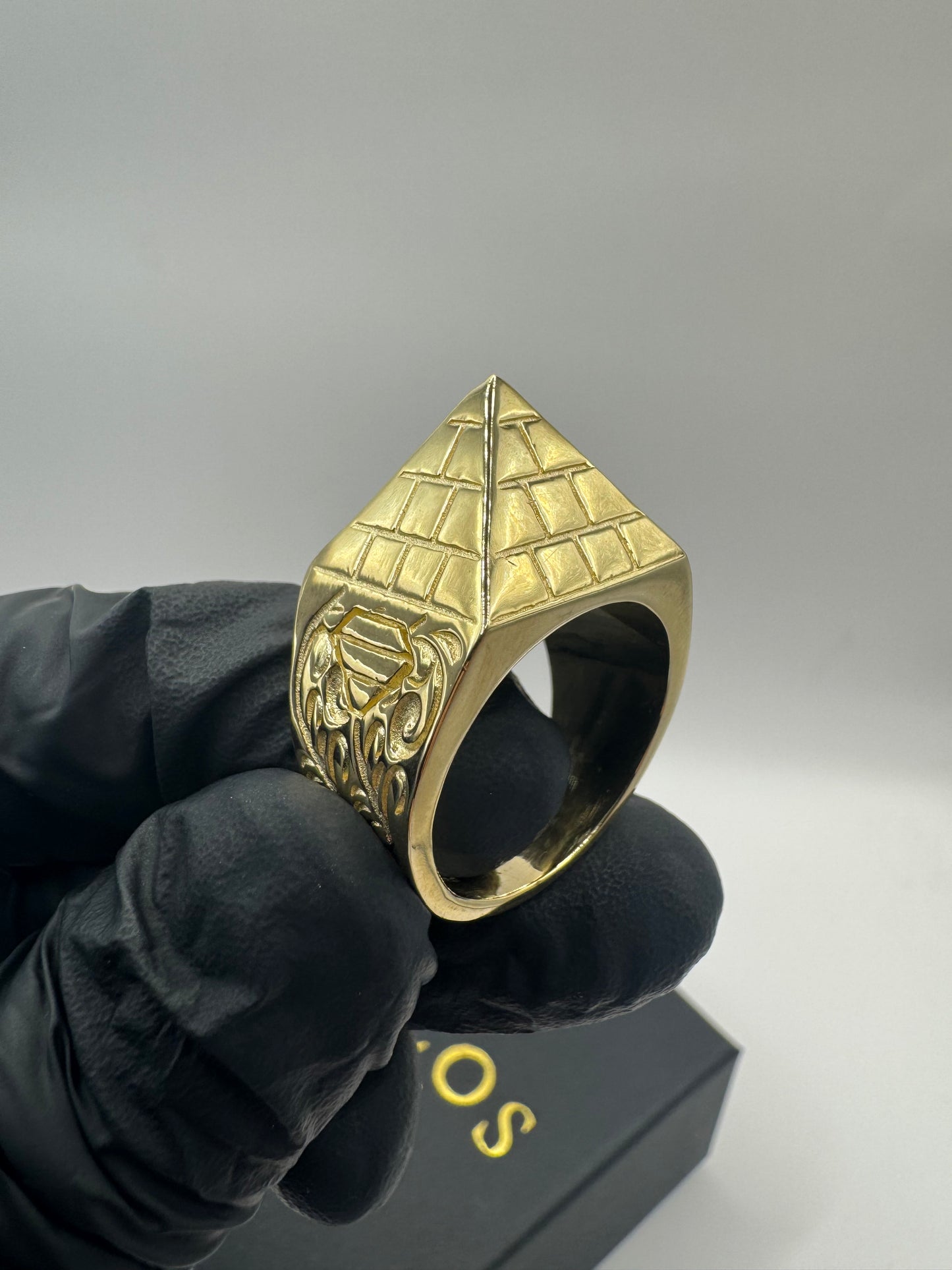 9ct Gold Pyramid Ring Size W-X 23.57g