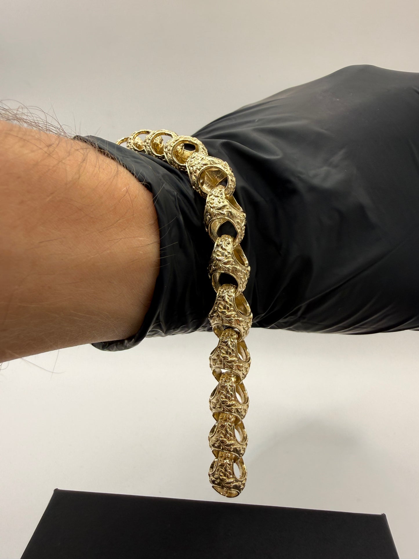 9ct Gold Acorn Bracelet 8" 10mm 35.4g