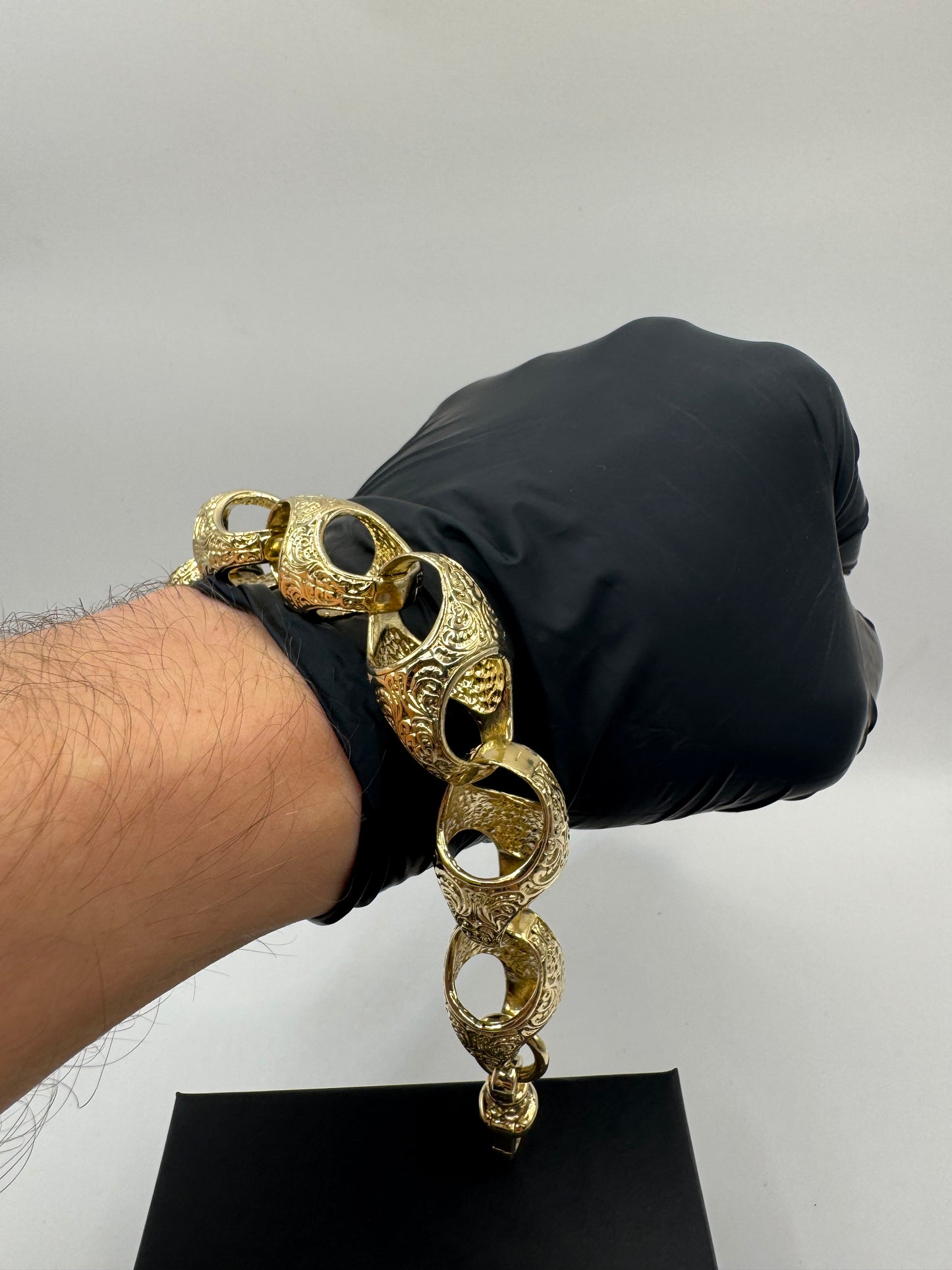 9ct Gold XL Acorn Bracelet 9.75" 19mm 94.48g