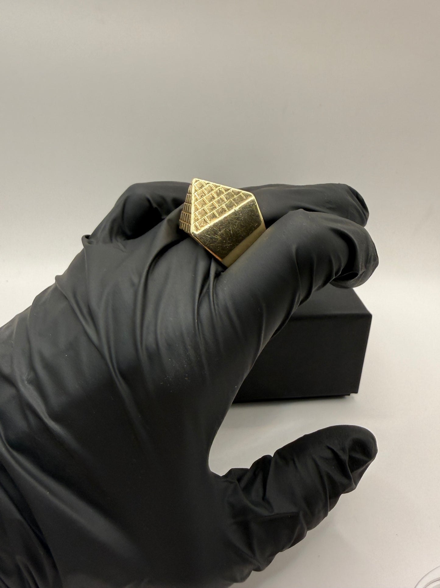 9ct Gold Pyramid Ring Size Z 29.1g