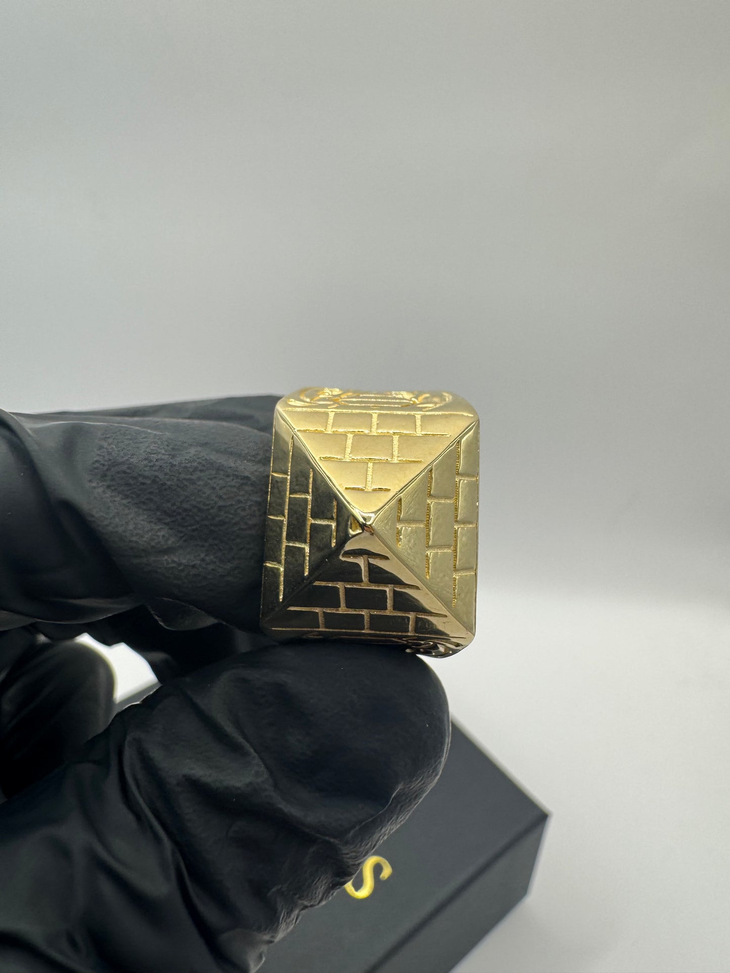 9ct Gold Pyramid Ring Size W-X 23.57g