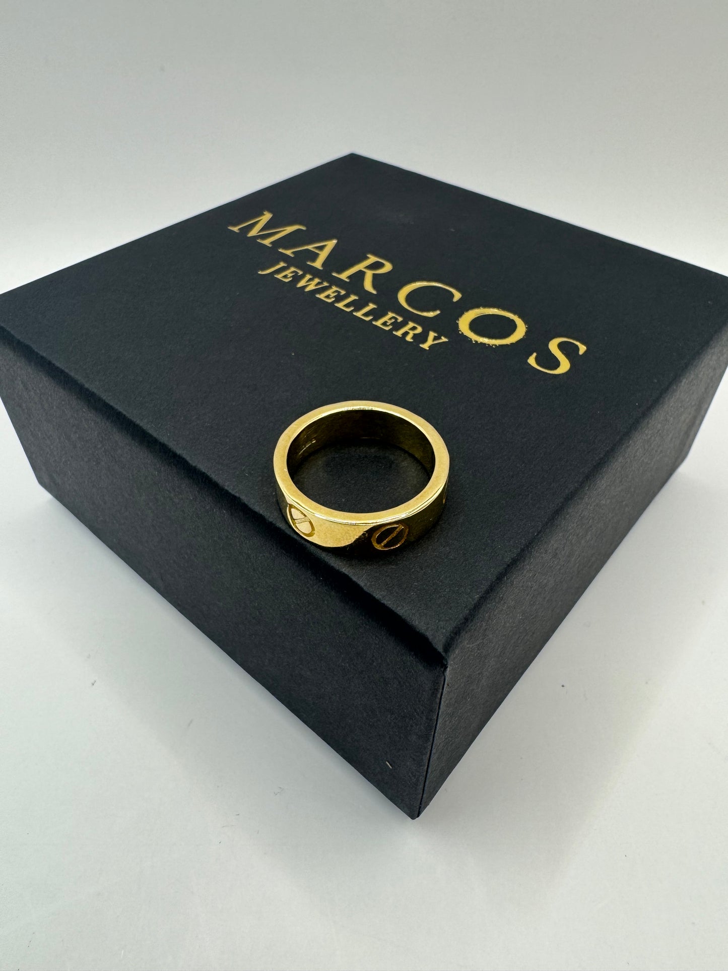 9ct Gold Designer Style Ring Size O 6.29g
