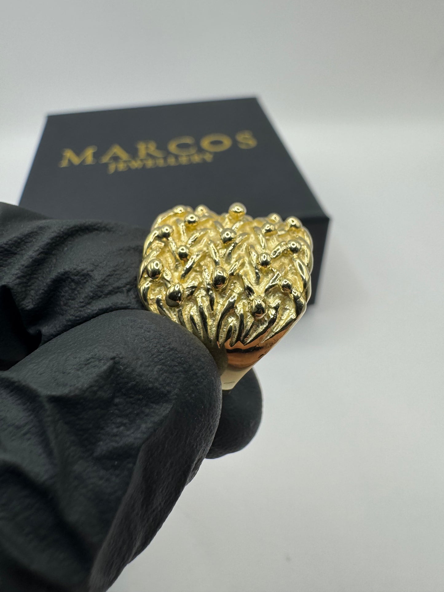 9ct Gold Keeper Ring Size S 11.28g