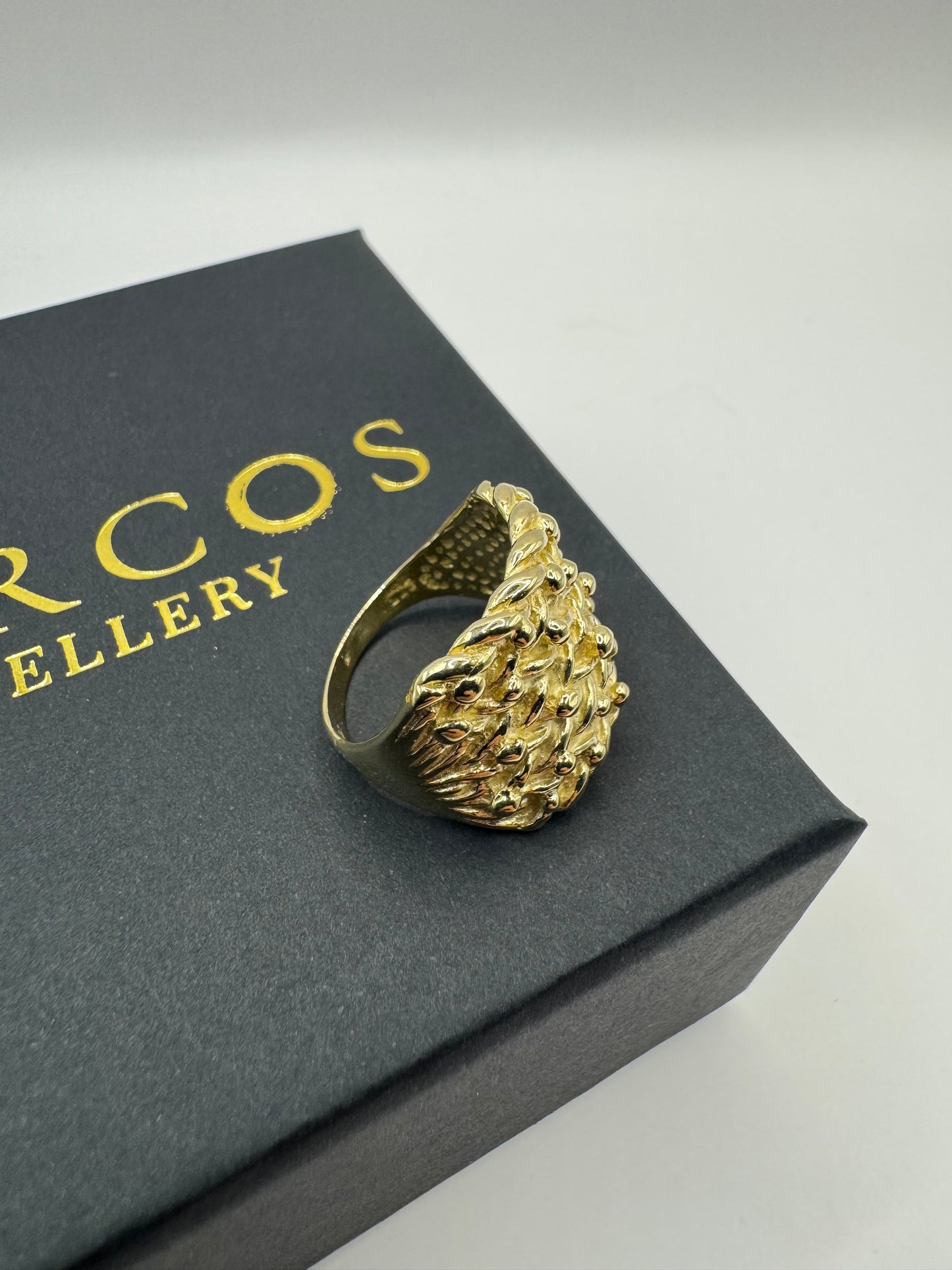 9ct Gold Keeper Ring Size S 11.28g