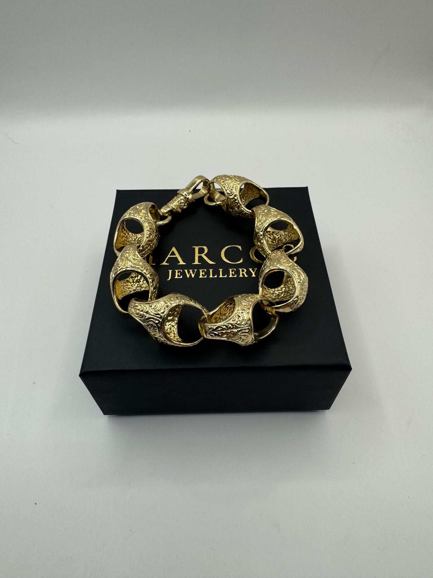 9ct Gold XL Acorn Bracelet 9.75" 19mm 94.48g