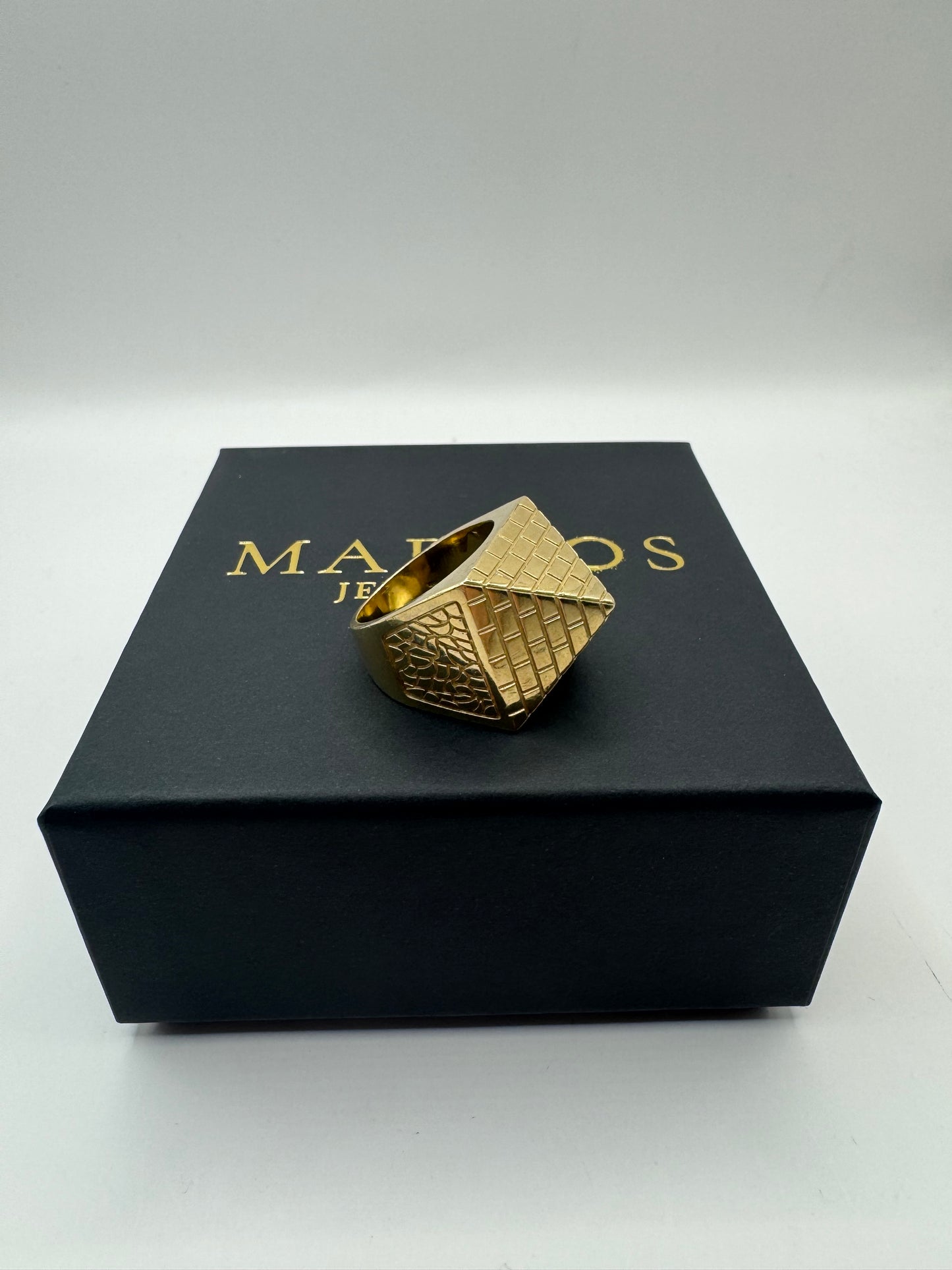9ct Gold Pyramid Ring Size X-Y 26.45g