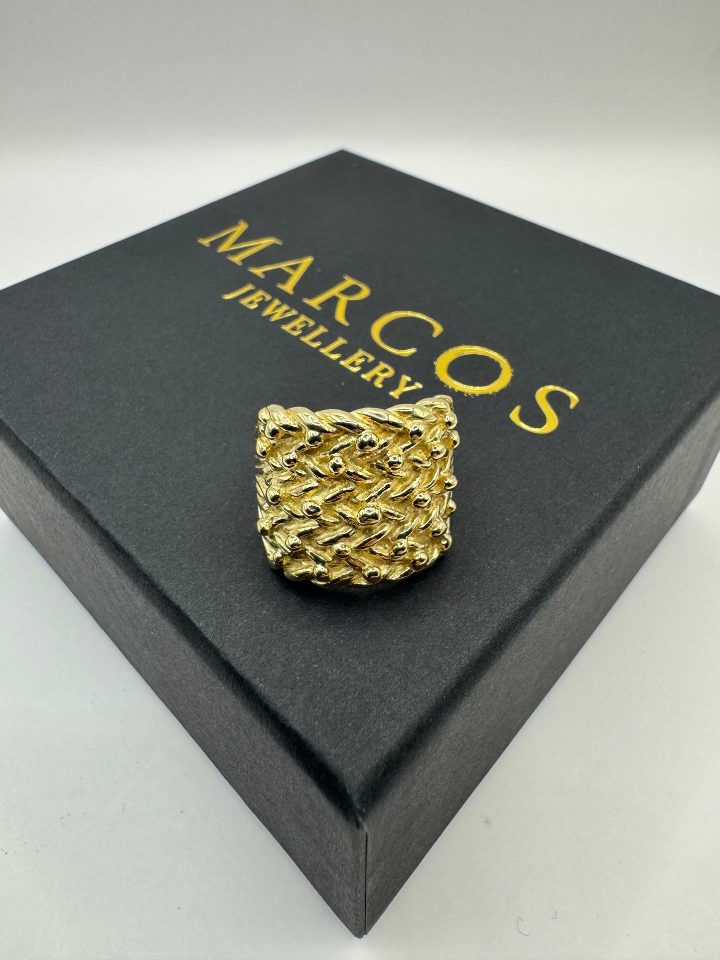 9ct Gold Keeper Ring Size S 11.28g