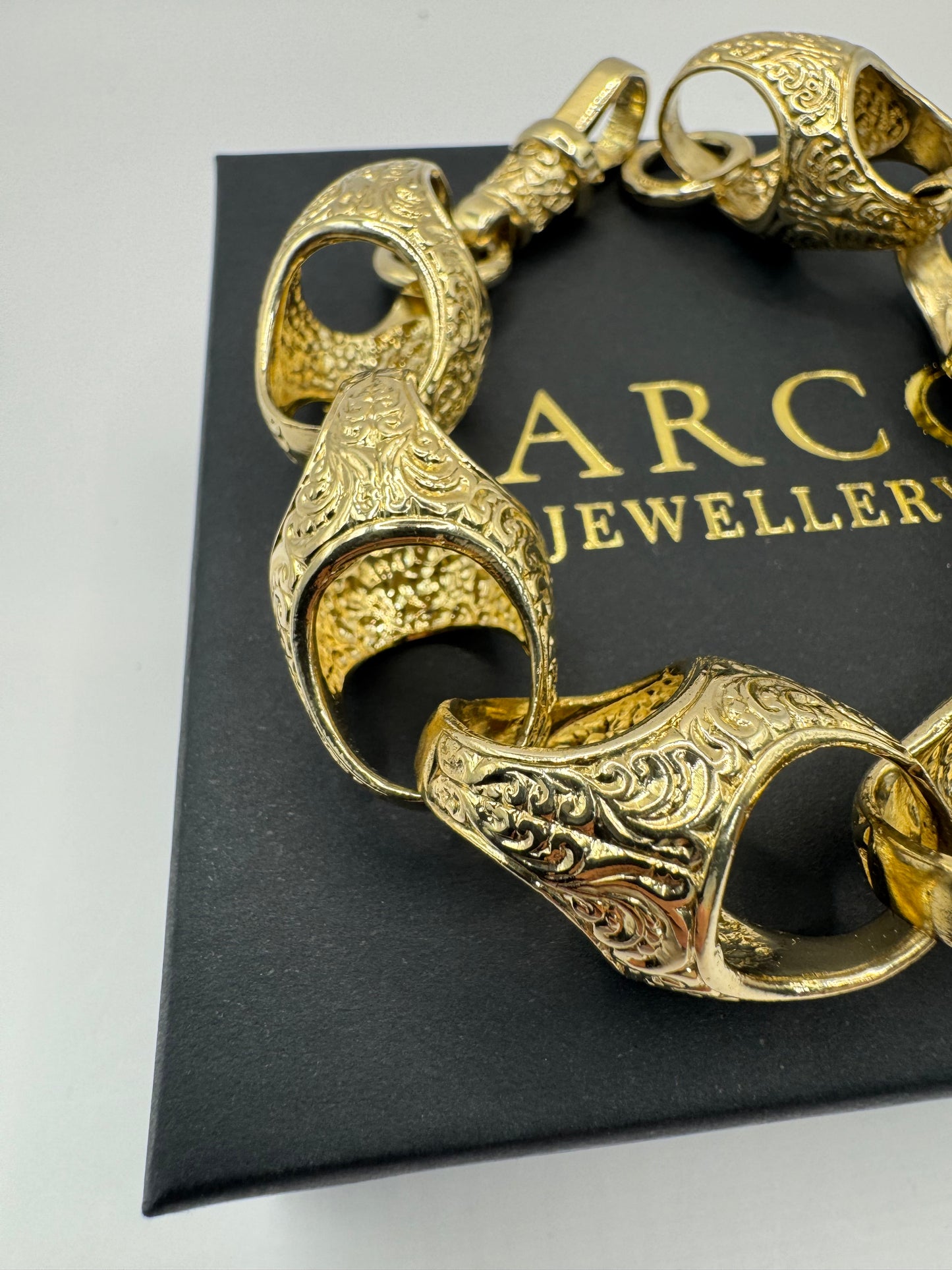 9ct Gold XL Acorn Bracelet 9.75" 19mm 94.48g