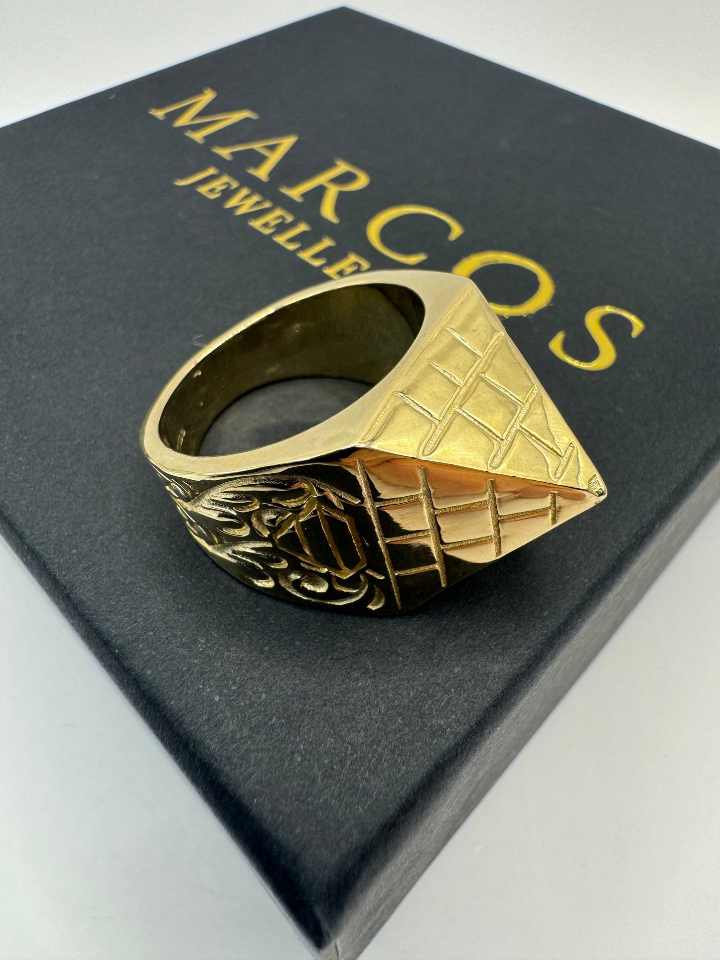 9ct Gold Pyramid Ring Size W-X 23.57g