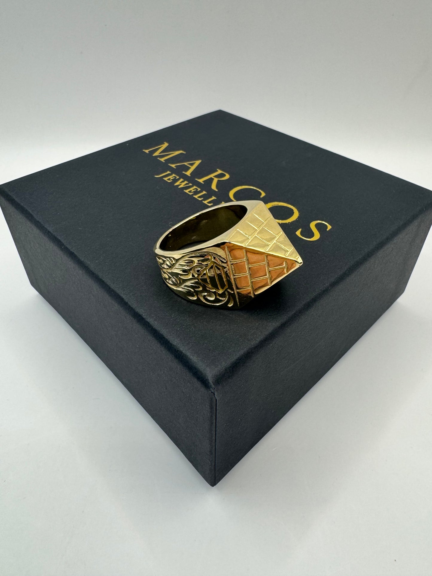 9ct Gold Pyramid Ring Size W-X 23.57g