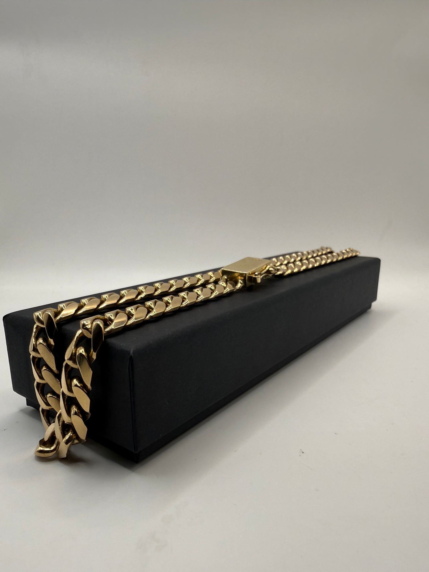 9ct Gold Curb Chain 22" 10mm 124.49g