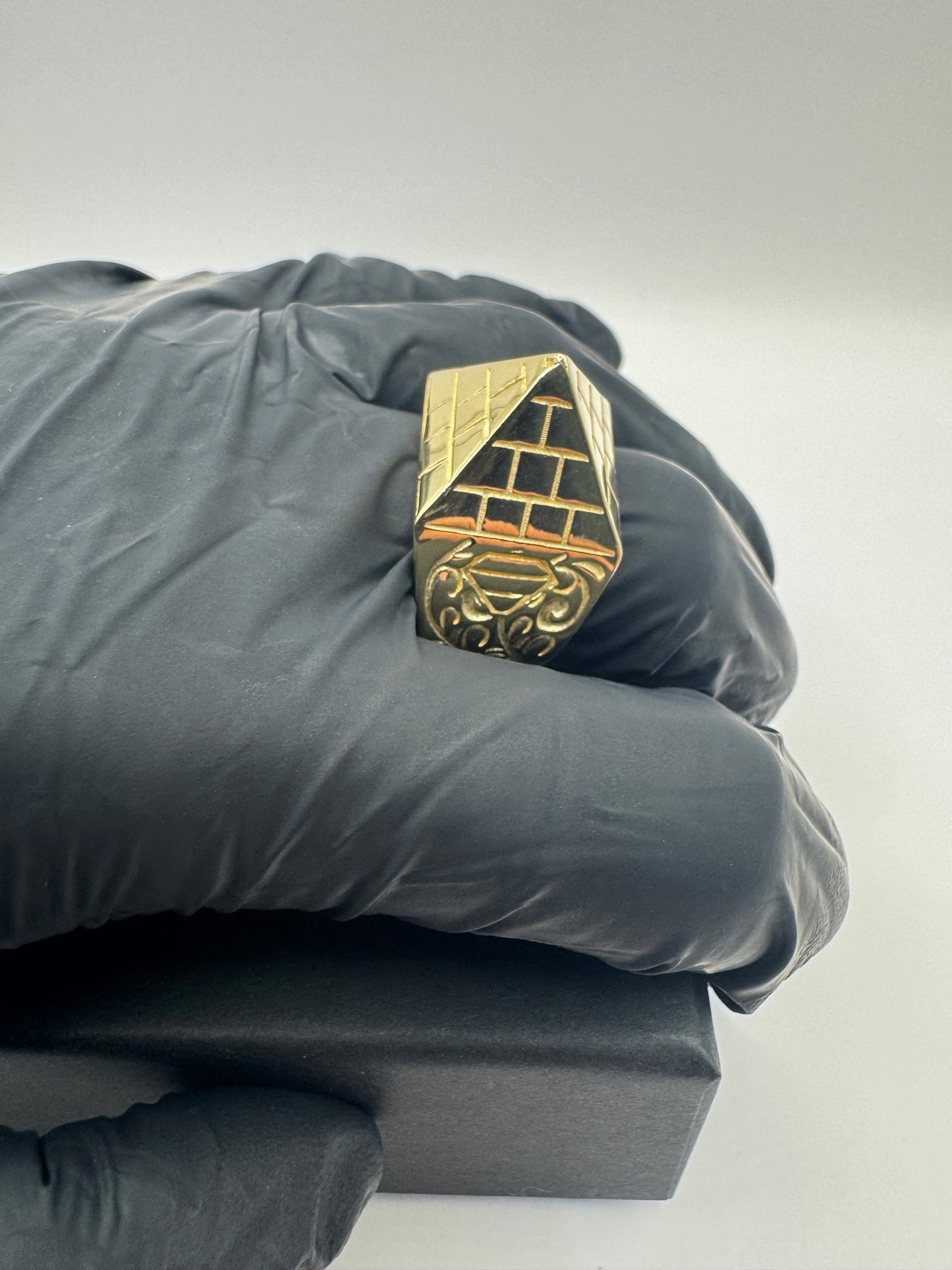 9ct Gold Pyramid Ring Size W-X 23.57g