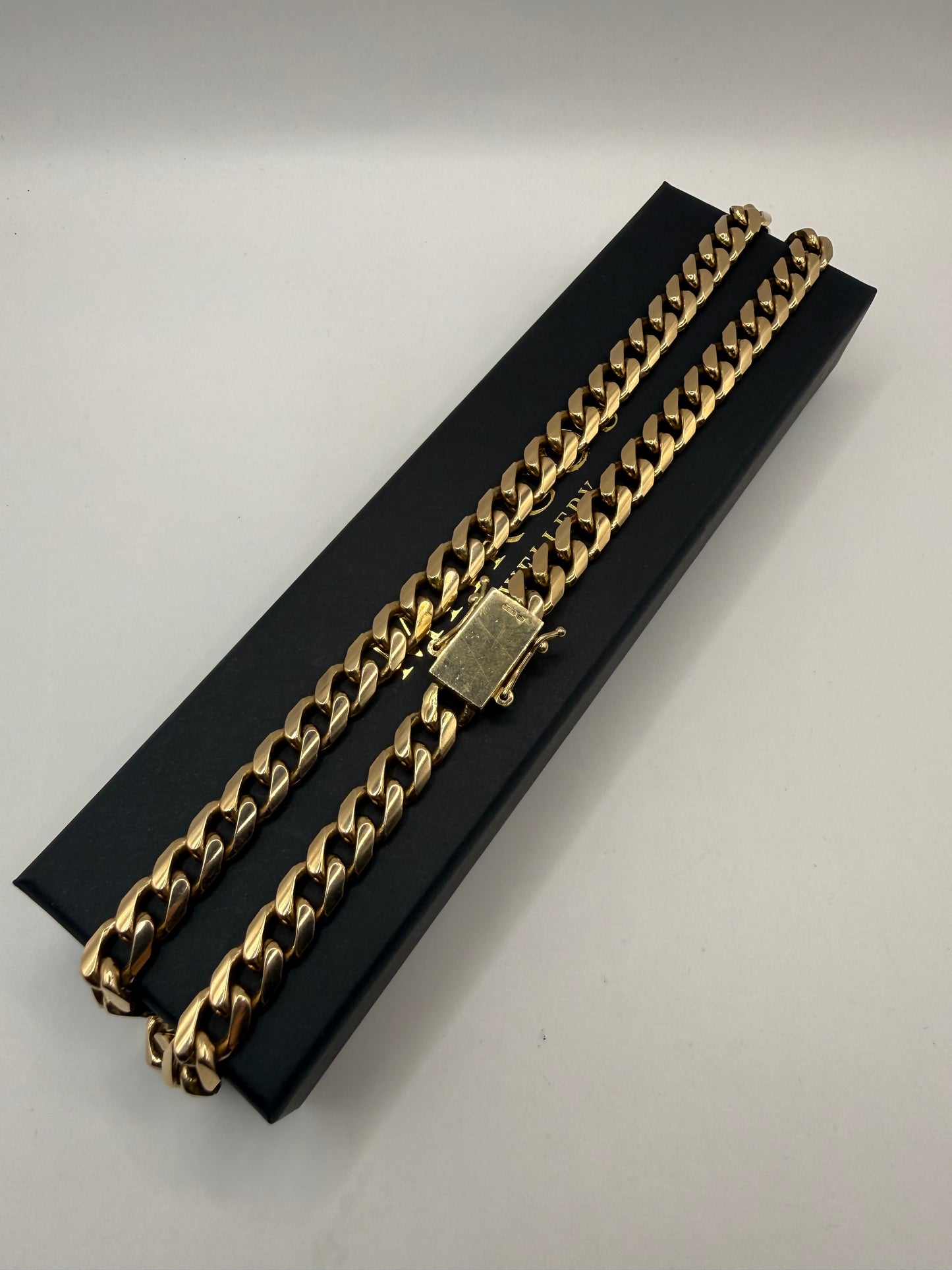 9ct Gold Curb Chain 22" 10mm 124.49g