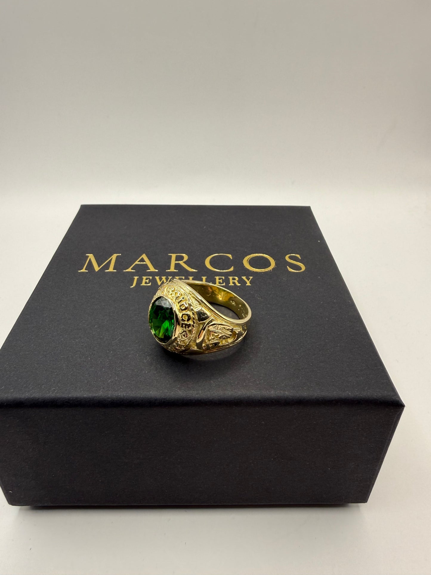 9ct Gold College Ring Size V 13.4g