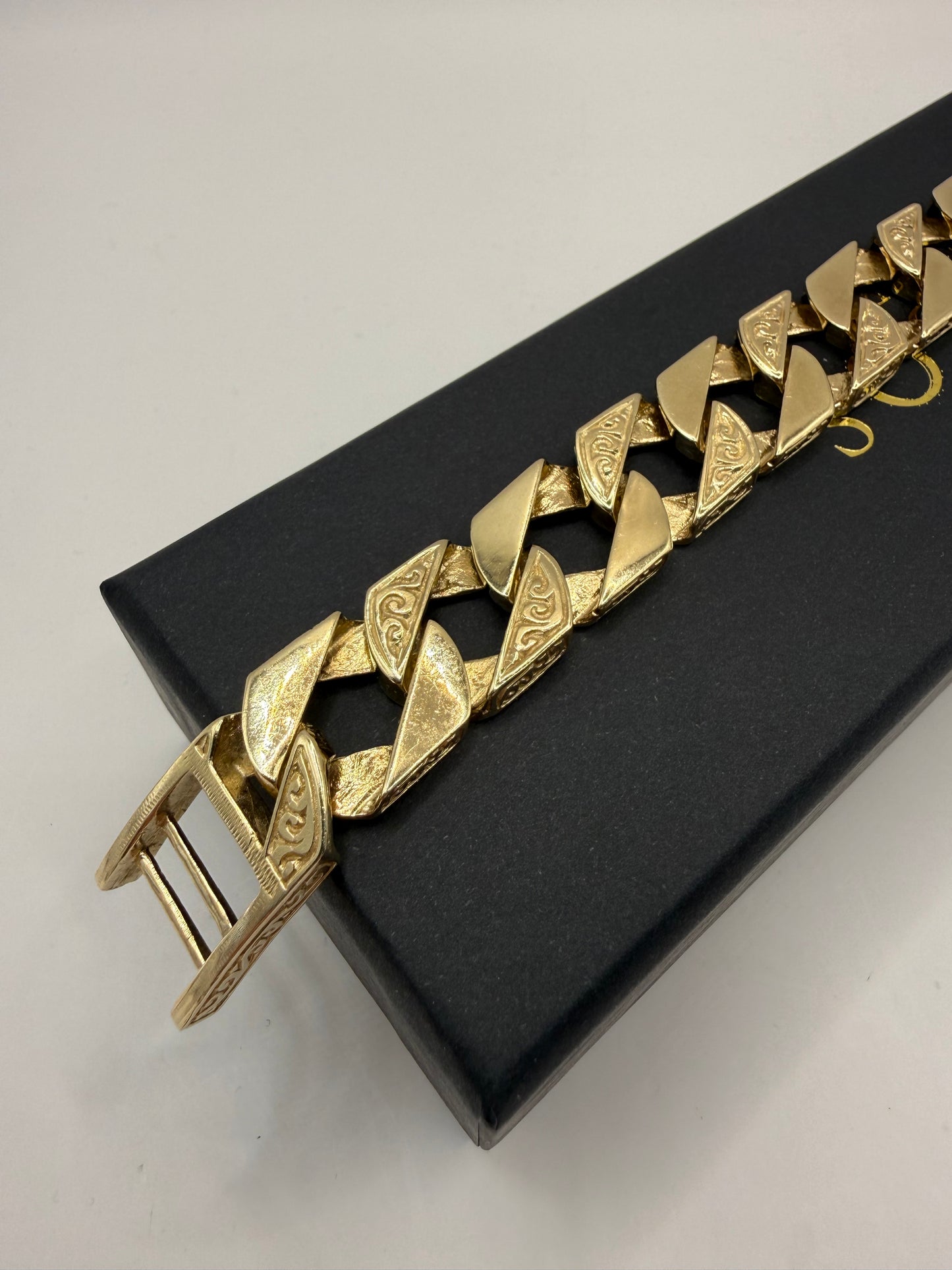 9ct gold chaps bracelet 9" 12mm 57.9g