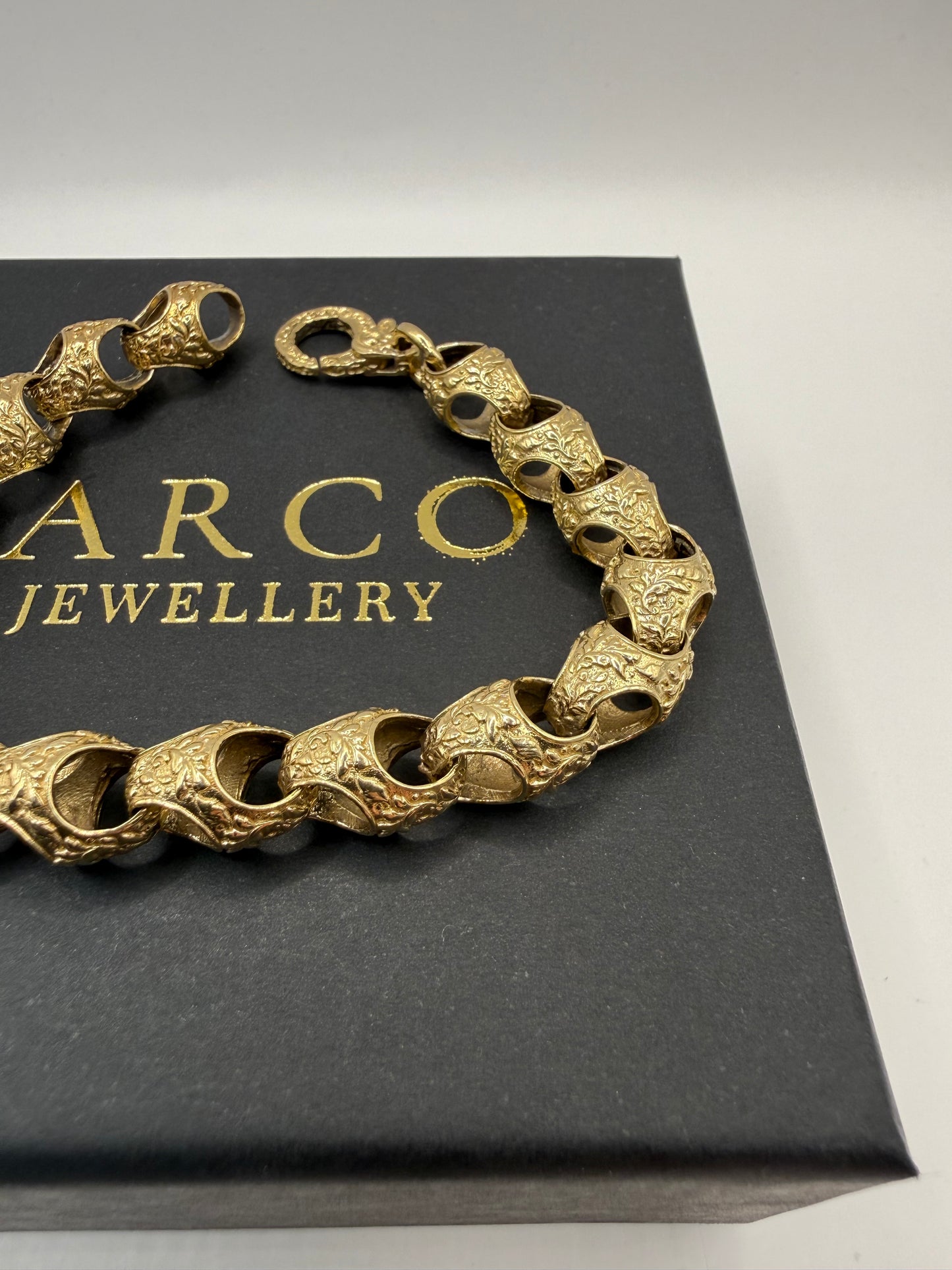 9ct Gold Acorn Bracelet 8.25" 9/10mm 30.5g