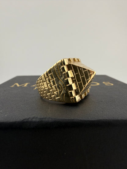 9ct Gold Castle Pyramid Ring Size T-U 16.7g