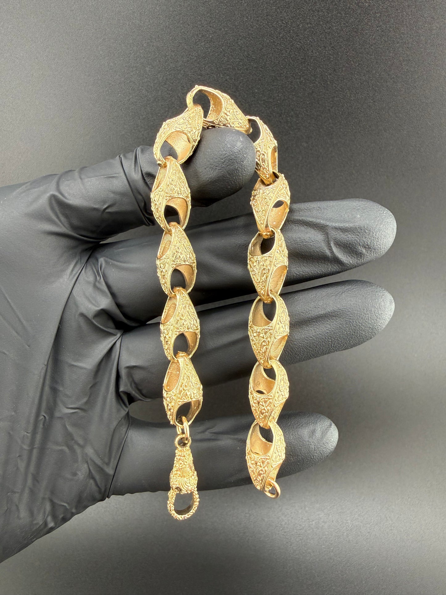 9ct Gold Acorn Bracelet 8.75" 11mm 29.39g