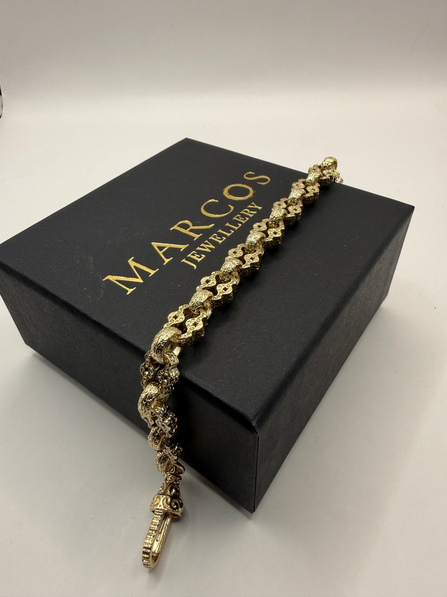 9ct Gold Stars & Belcher Bracelet 8.75" 9mm 26.96g