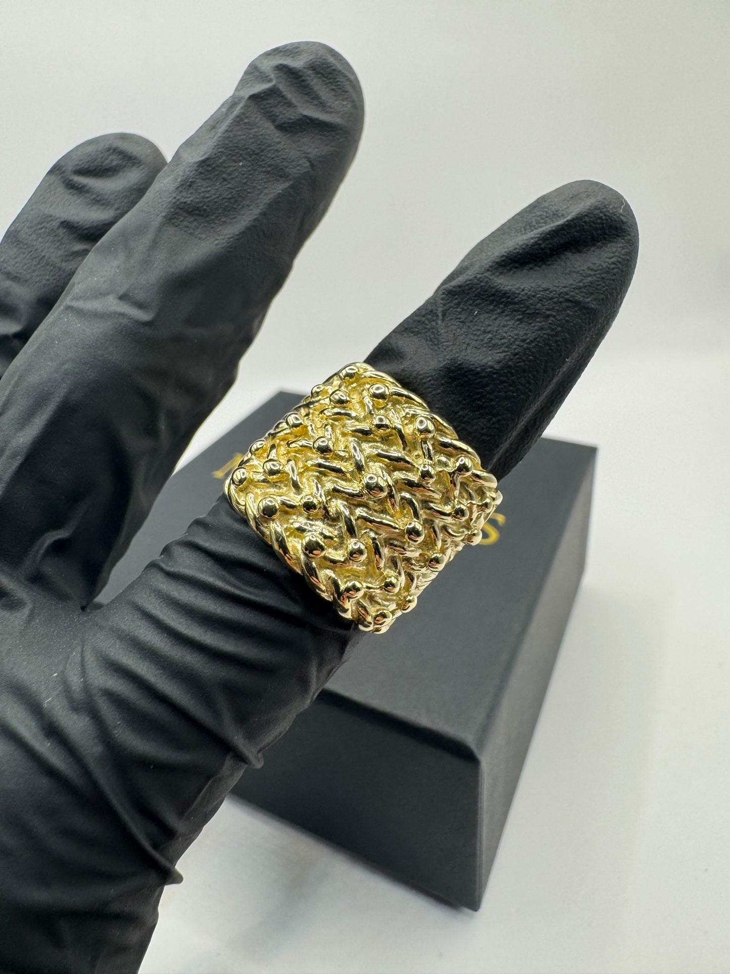 9ct Gold Keeper Ring Size S 11g