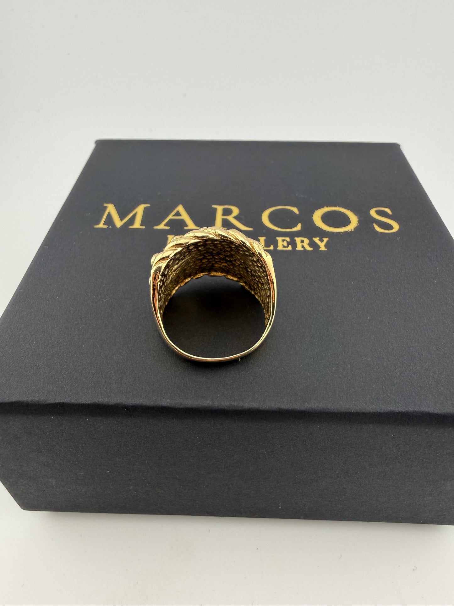 9ct Gold Keeper Ring Size T 11.18g