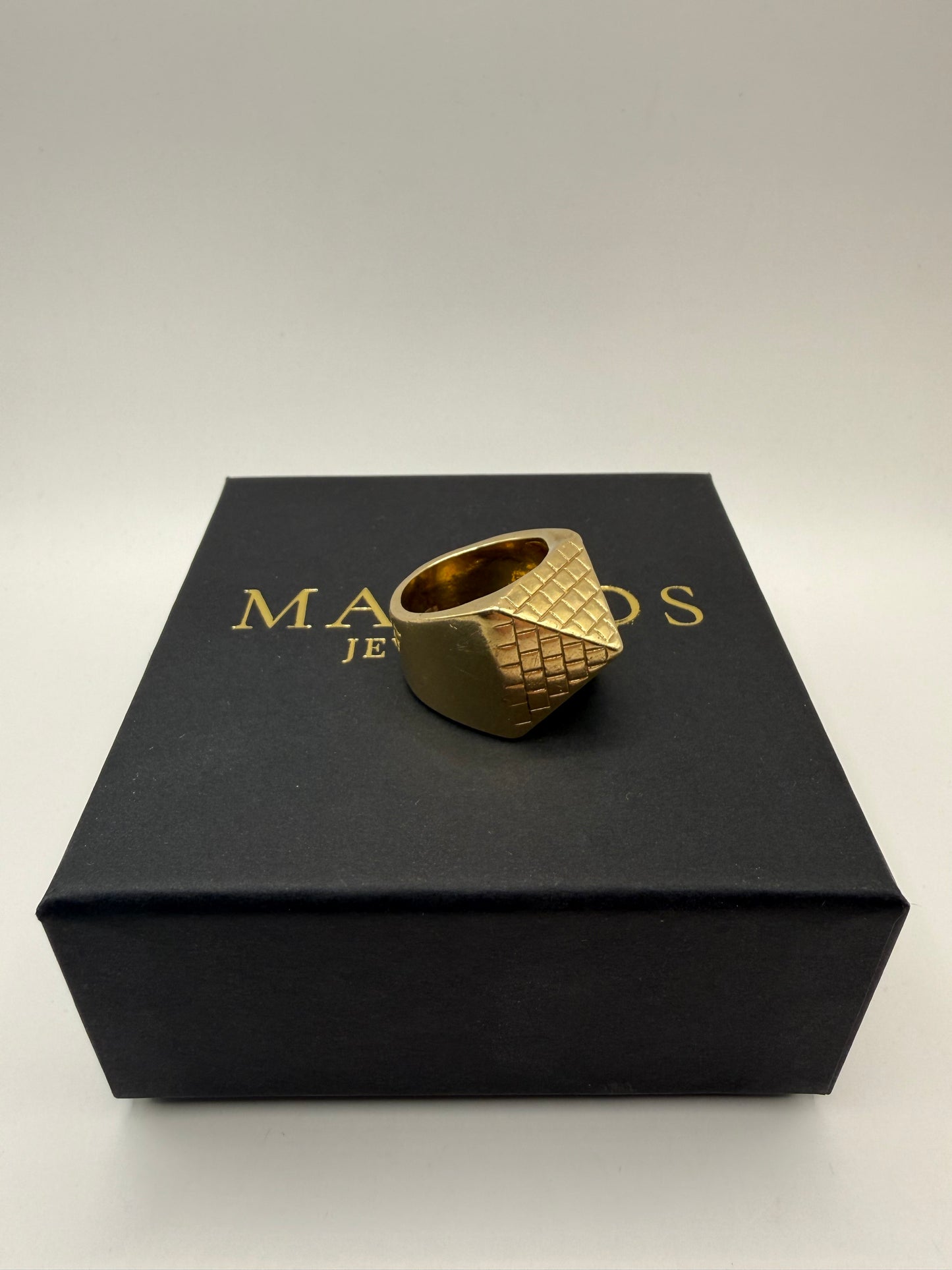 9ct Gold Pyramid Ring Size Z 29.1g