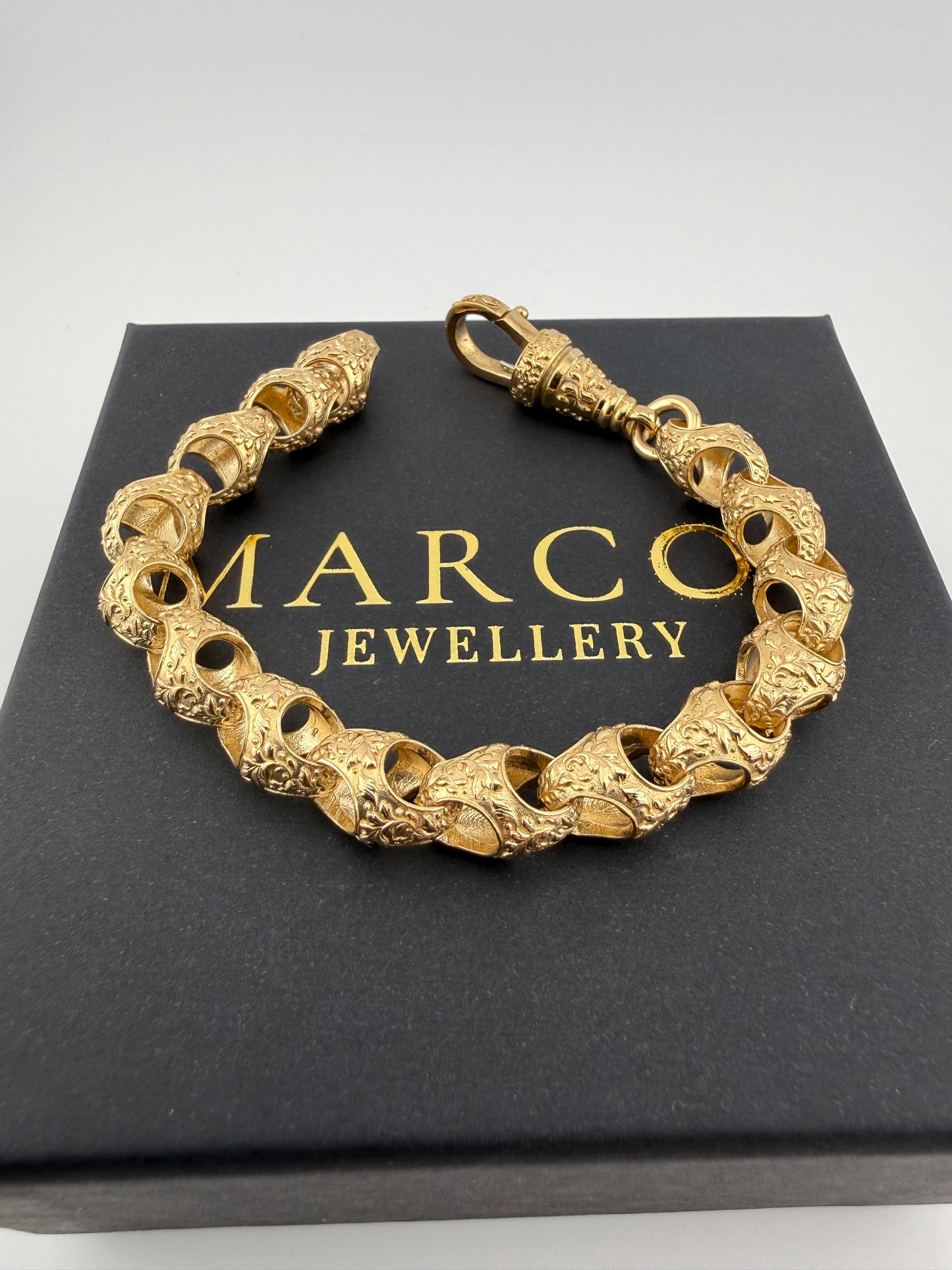 9ct Gold Acorn Bracelet 8" 10mm 31.76g