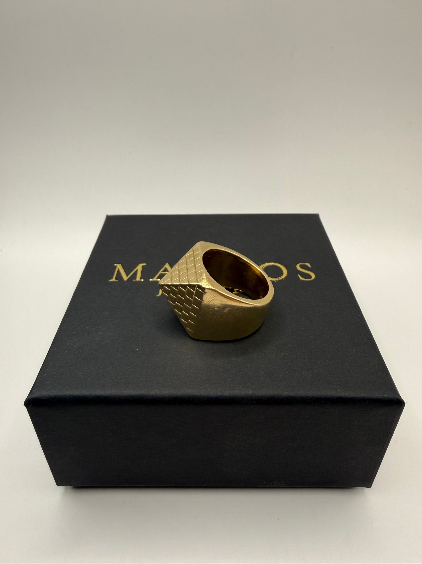 9ct Gold Pyramid Ring Size Z 29.1g