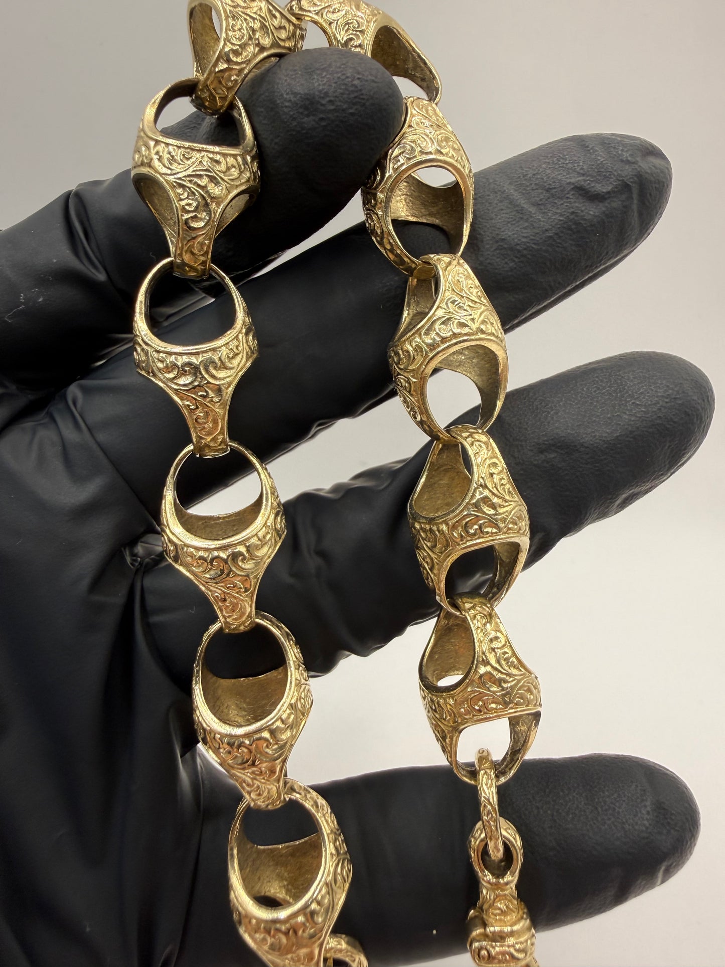 9ct Gold Acorn Bracelet 9.25" 12.5mm 33.67g