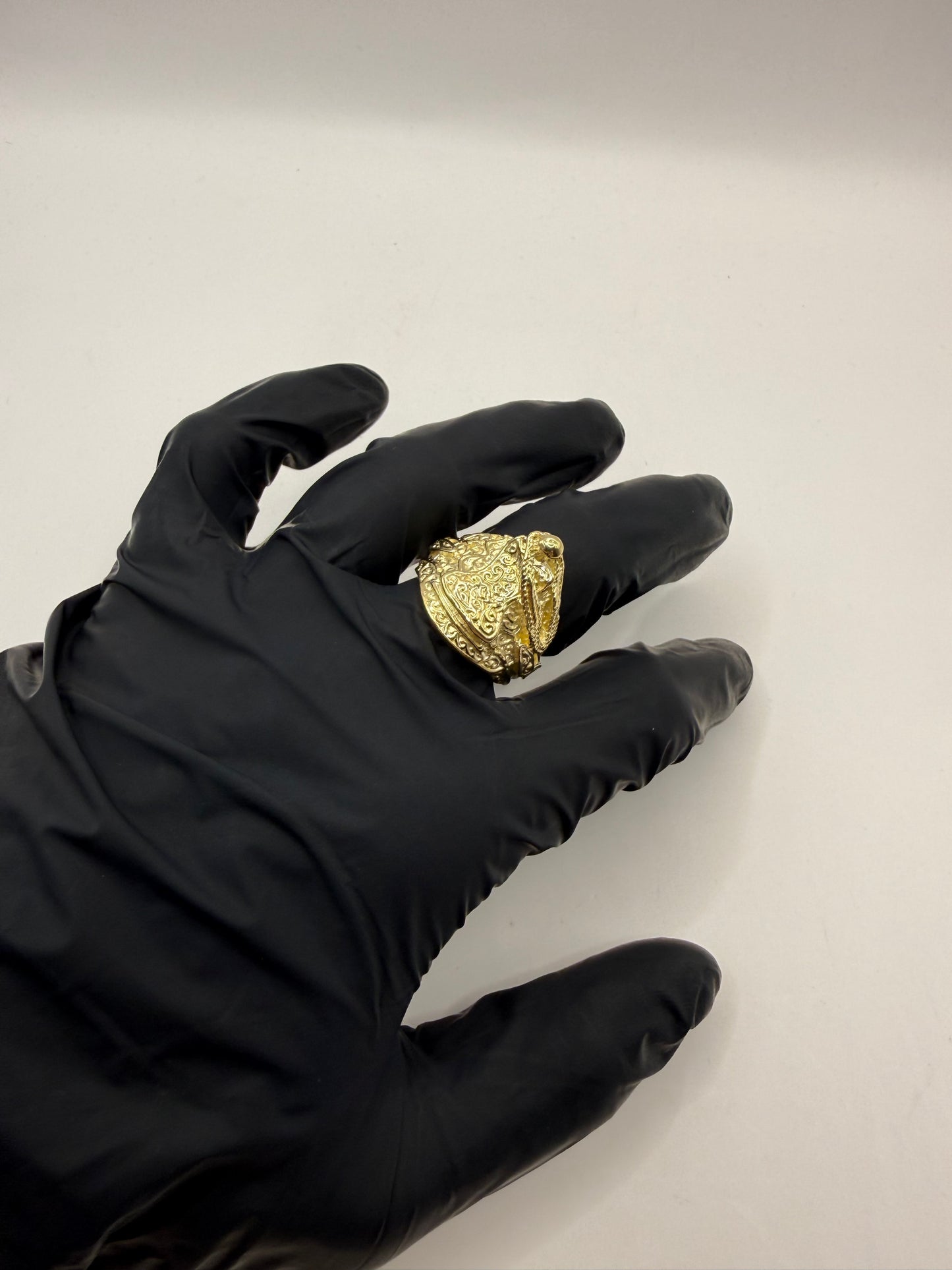 9ct Gold Saddle Ring Size V 20.44g