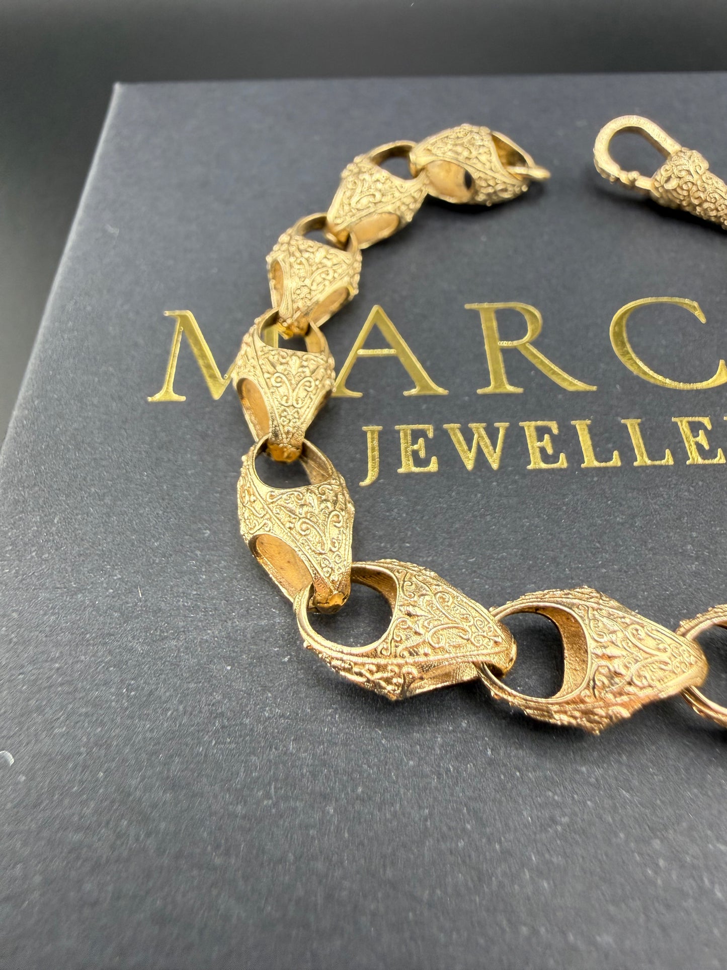 9ct Gold Acorn Bracelet 7" 8mm 12.49g