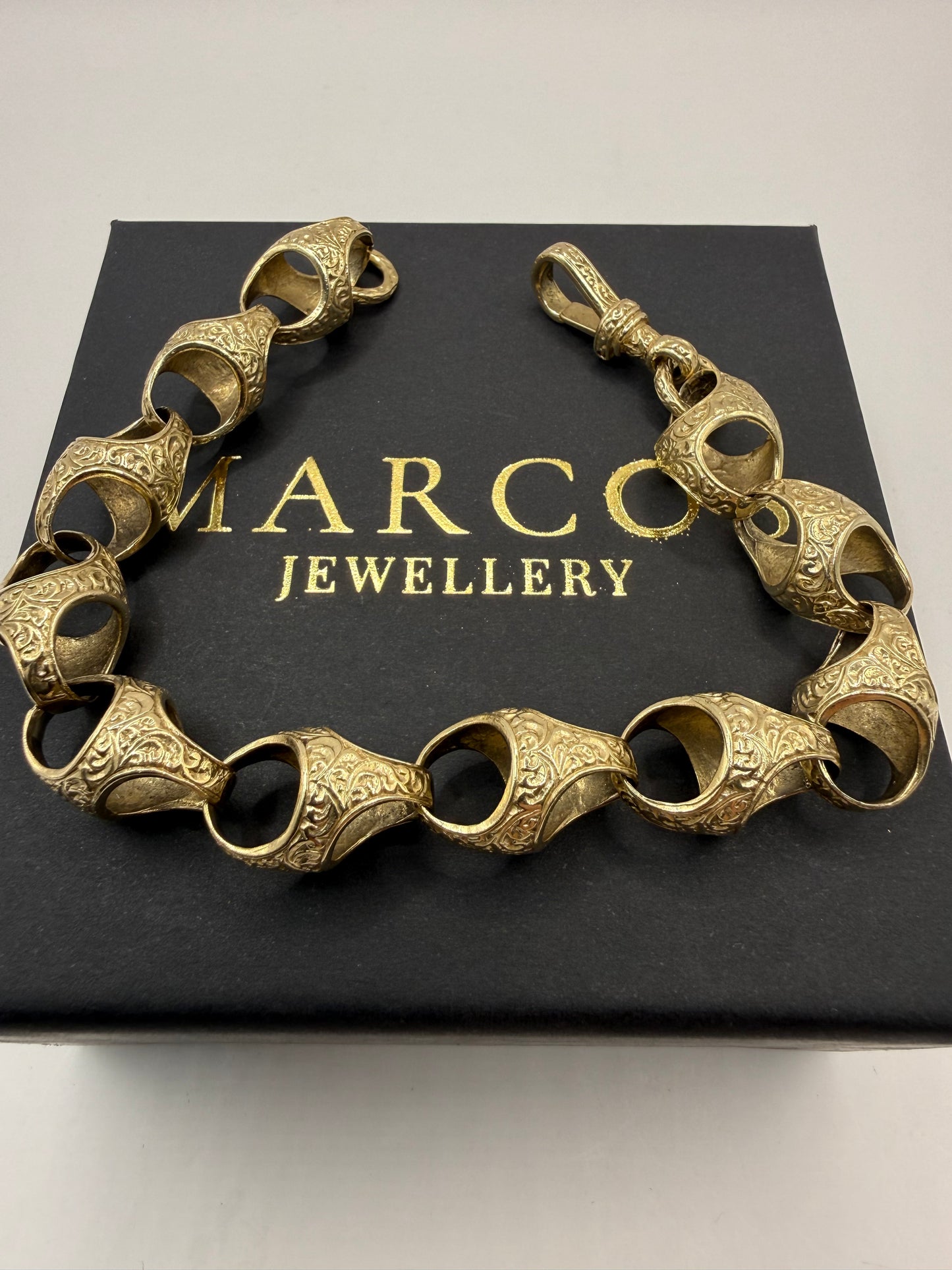 9ct Gold Acorn Bracelet 9.25" 12.5mm 33.67g