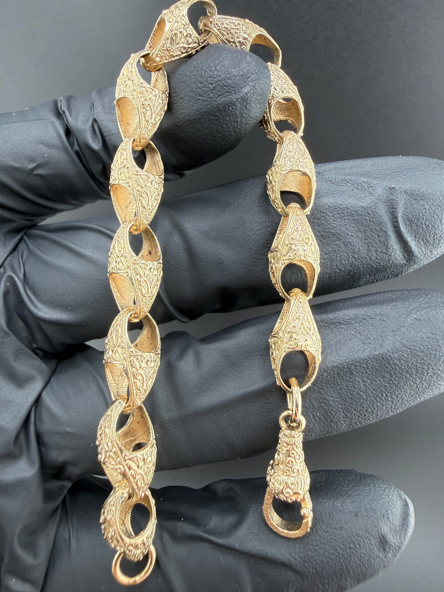 9ct Gold Acorn Bracelet 7" 8mm 12.49g