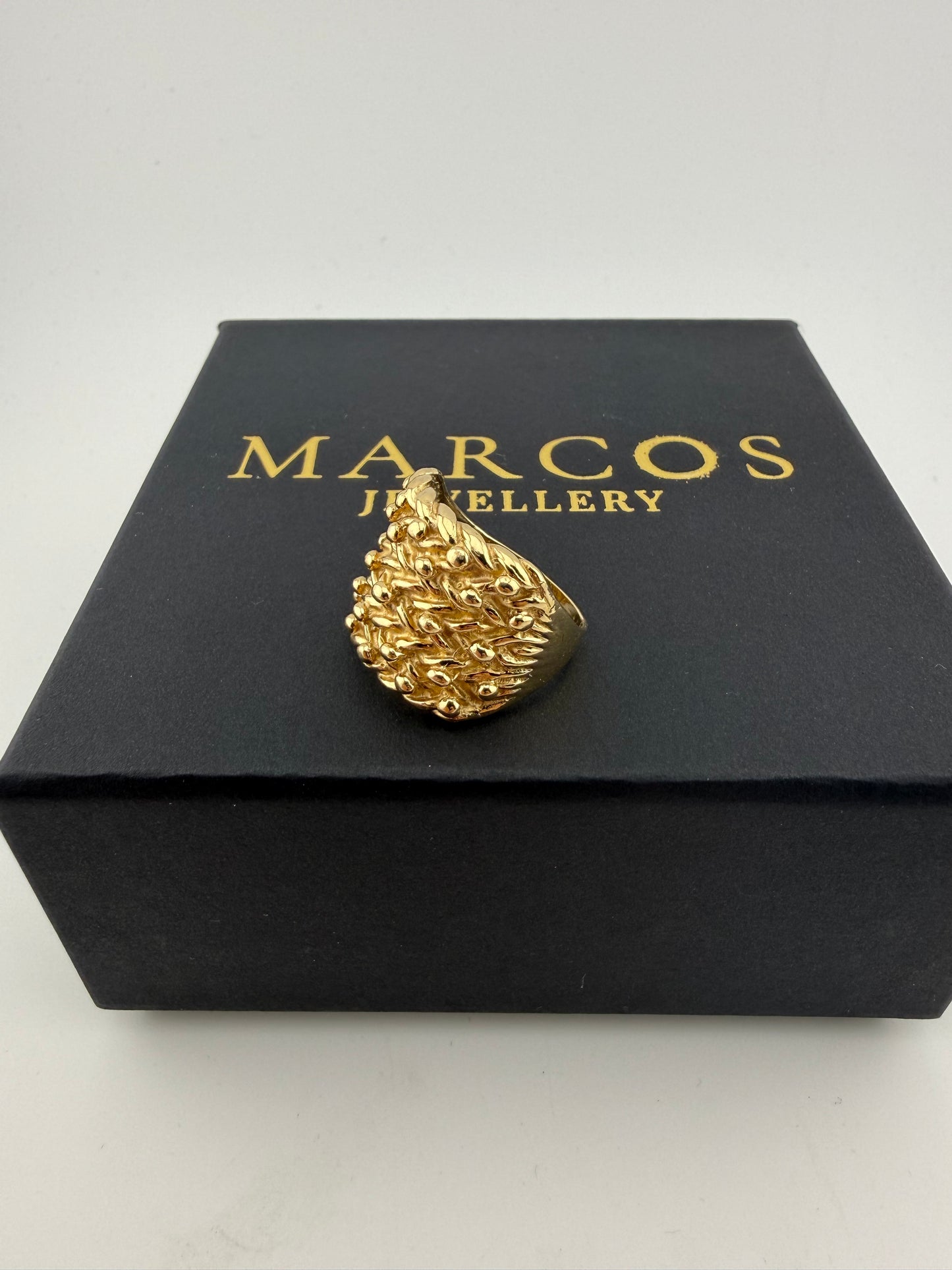 9ct Gold Keeper Ring Size T 11.18g