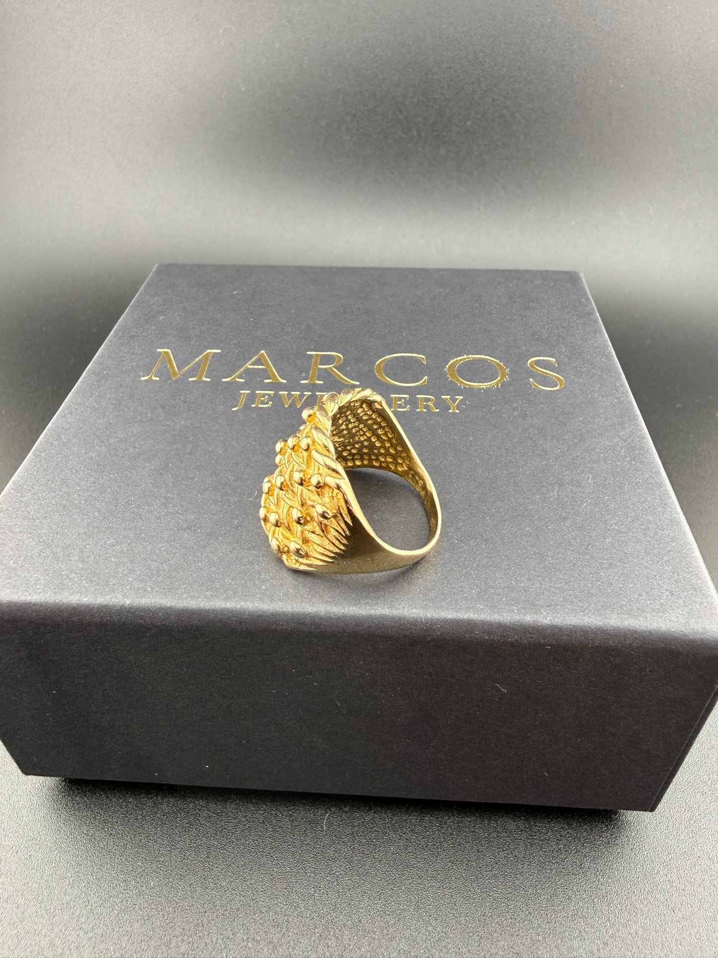 9ct Gold Keeper Ring Size S-T 9.66g