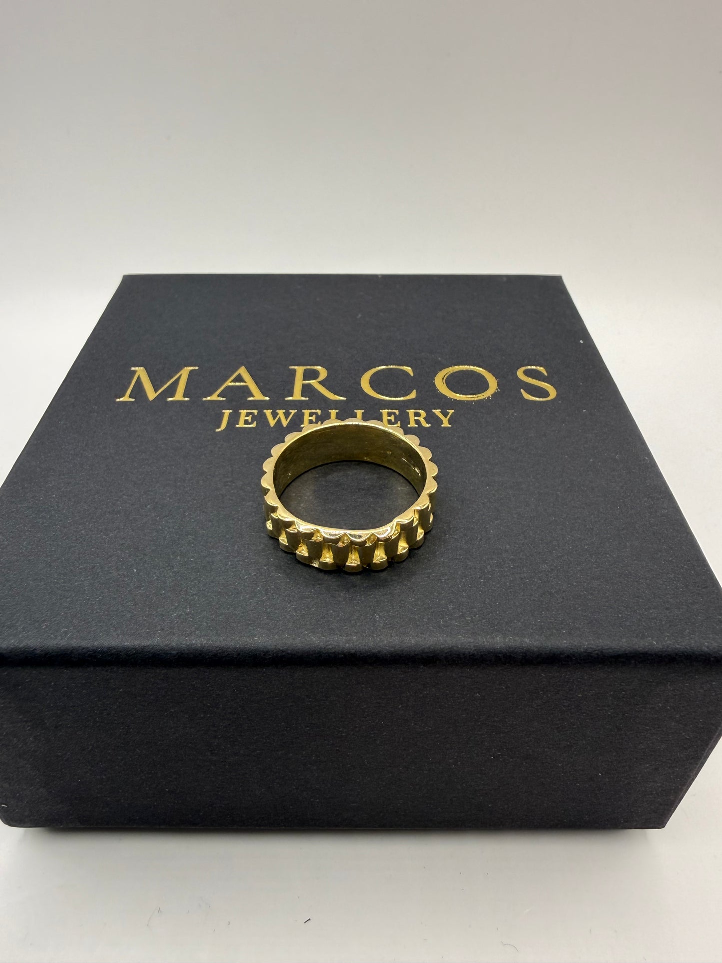 9ct Gold Designer Style Ring Size V 6.66g