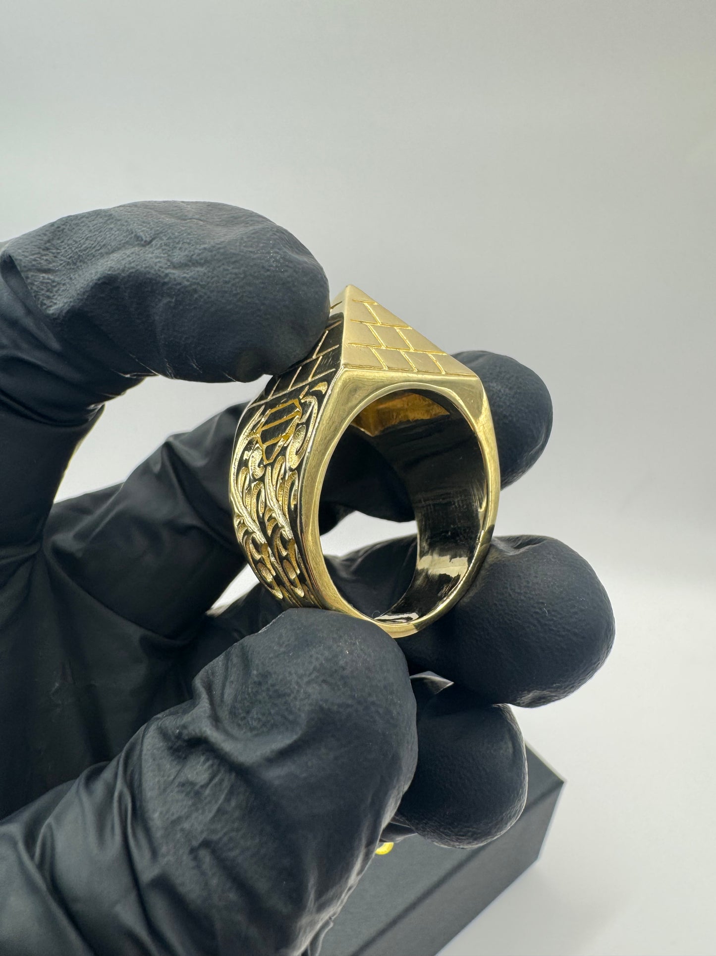 9ct Gold Pyramid Ring Size W-X 23.57g