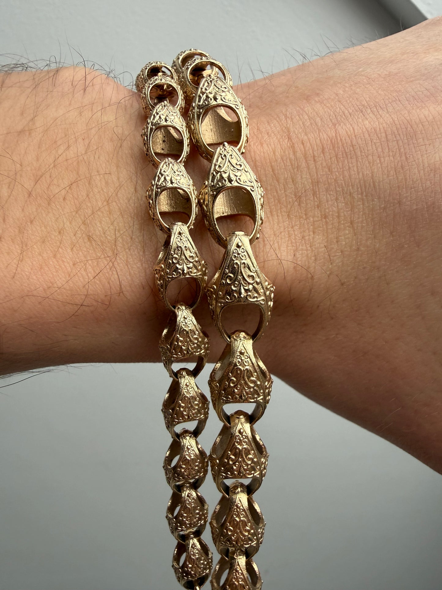 9ct Gold Acorn Bracelet 7" 8mm 12.49g