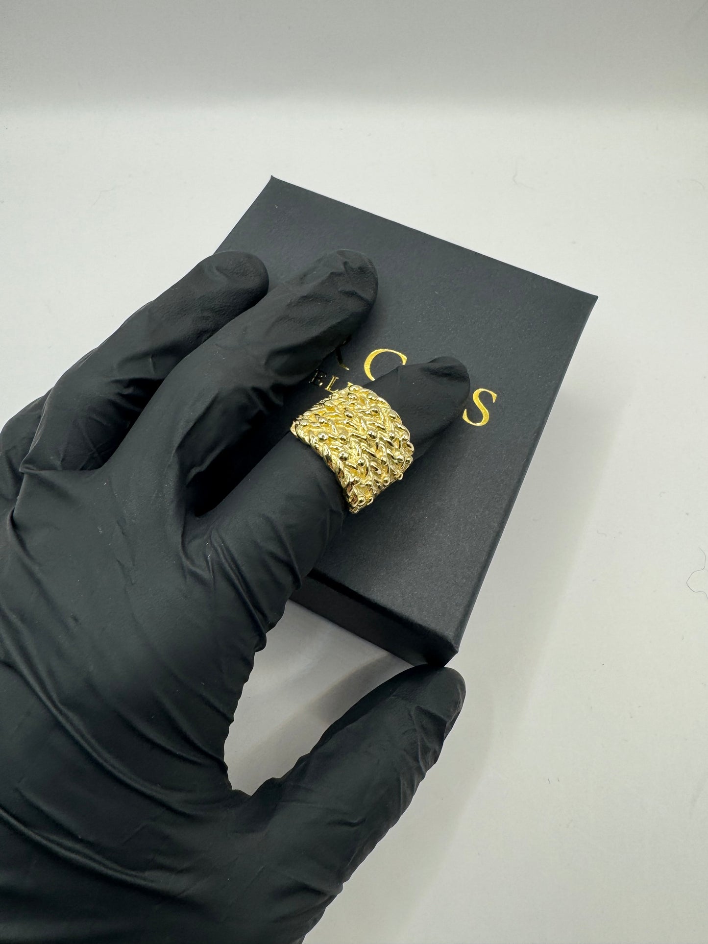 9ct Gold Keeper Ring Size S 11g