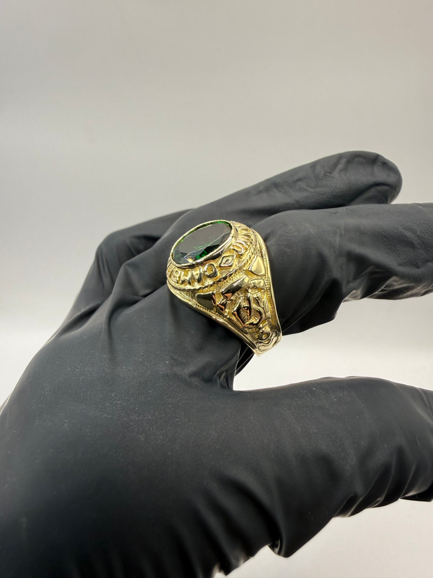 9ct Gold College Ring Size V 13.4g