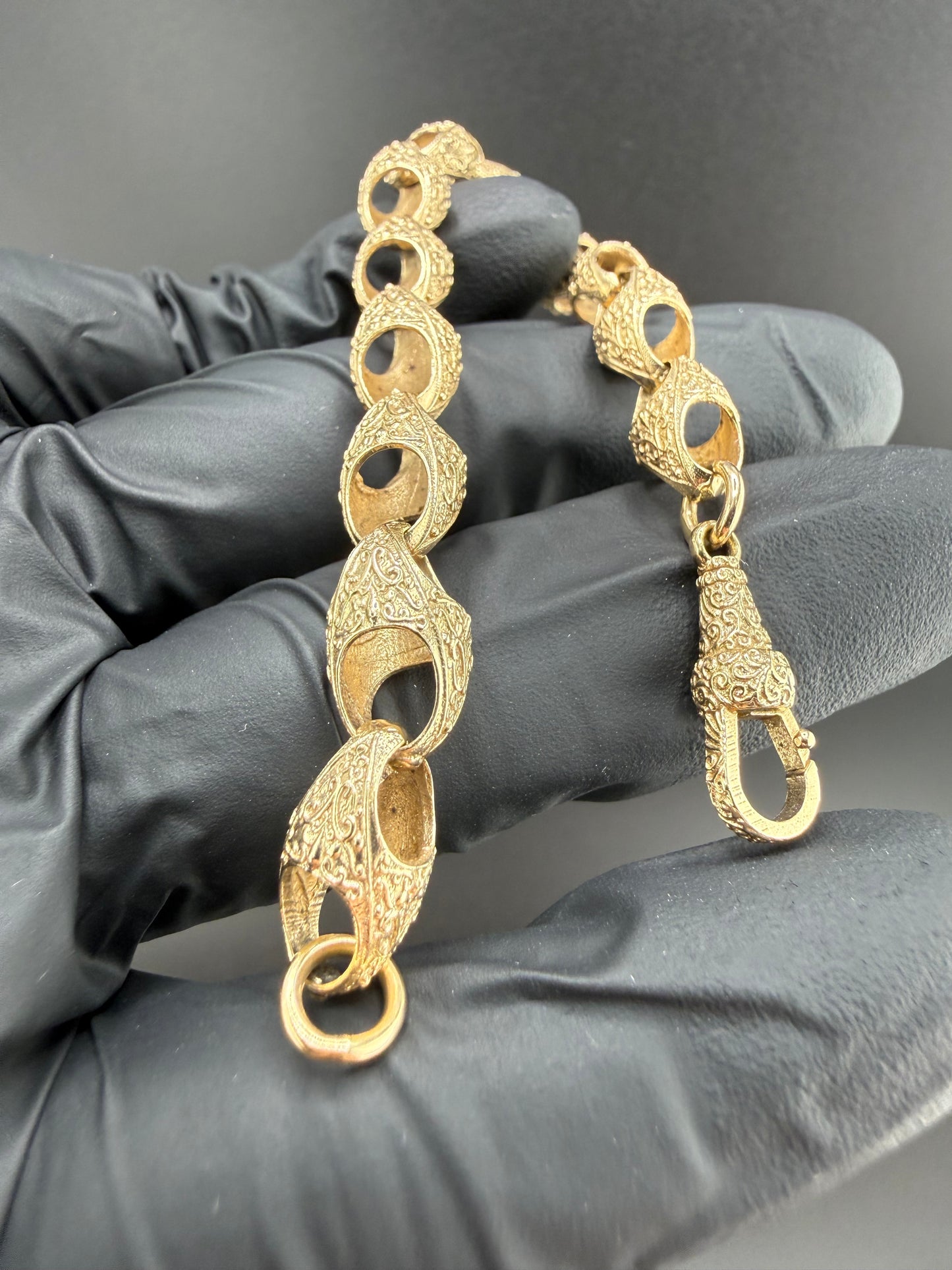 9ct Gold Acorn Bracelet 7" 8mm 12.49g