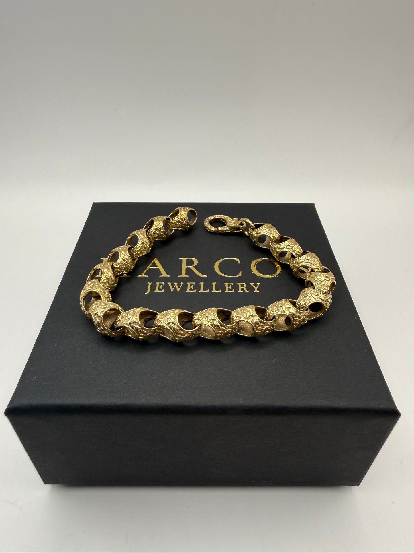 9ct Gold Acorn Bracelet 8.25" 9/10mm 30.5g