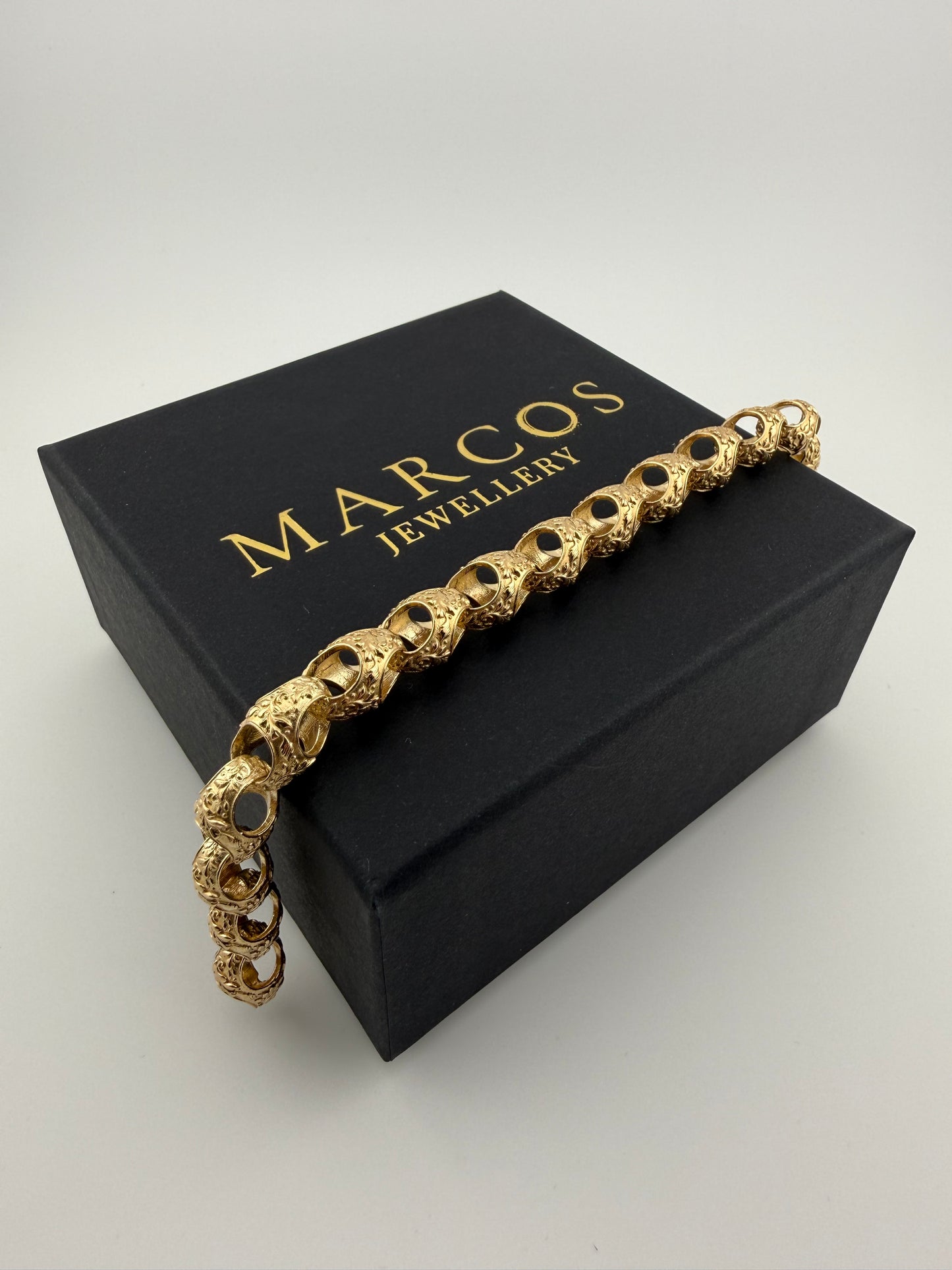 9ct Gold Acorn Bracelet 8" 10mm 31.76g